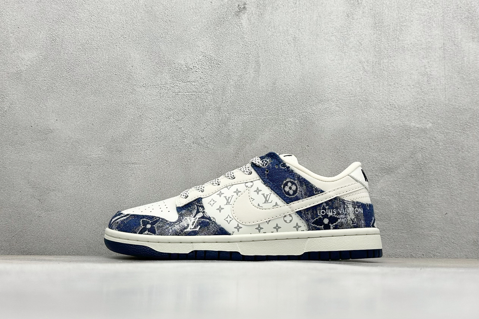 福利特价  NIKE SB Dunk Low x Louis Vuitton 白蓝 公司级出品 极力推荐 原装头层材料 独家版型蒸餾加工 帶來的是更好的视觉和脚感体验 大厂纯原品质出货 清洁度 电绣工艺 皮料切割干净无任何毛边 细节完美 货号：QF1568 140 尺码： 36 36.5 37.5 38 38.5 39 40 40.5 41 42 42.5 43 44 44.5 45-选品中心