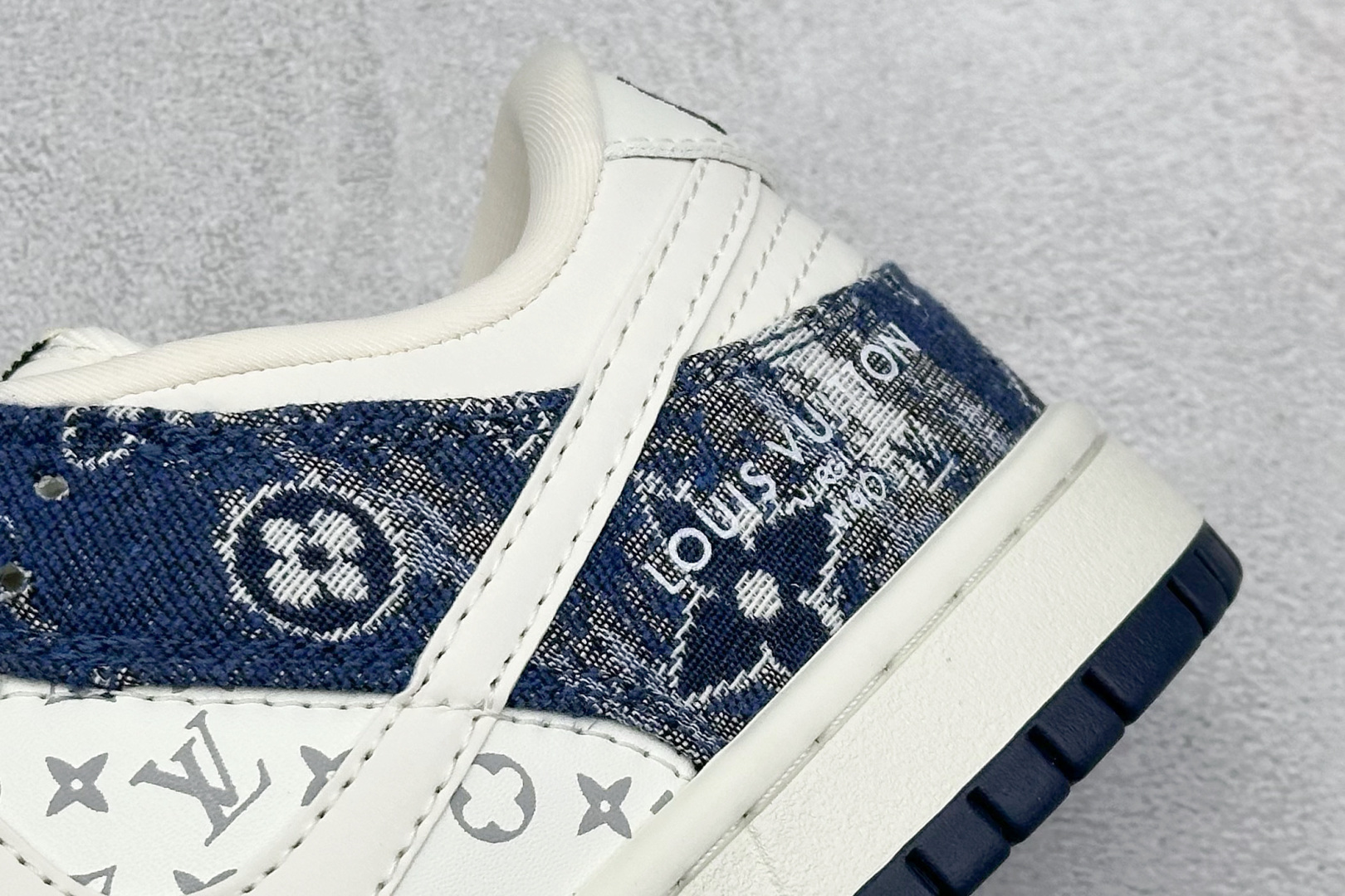 图片[9]-福利特价  NIKE SB Dunk Low x Louis Vuitton 白蓝 公司级出品 极力推荐 原装头层材料 独家版型蒸餾加工 帶來的是更好的视觉和脚感体验 大厂纯原品质出货 清洁度 电绣工艺 皮料切割干净无任何毛边 细节完美 货号：QF1568 140 尺码： 36 36.5 37.5 38 38.5 39 40 40.5 41 42 42.5 43 44 44.5 45-选品中心