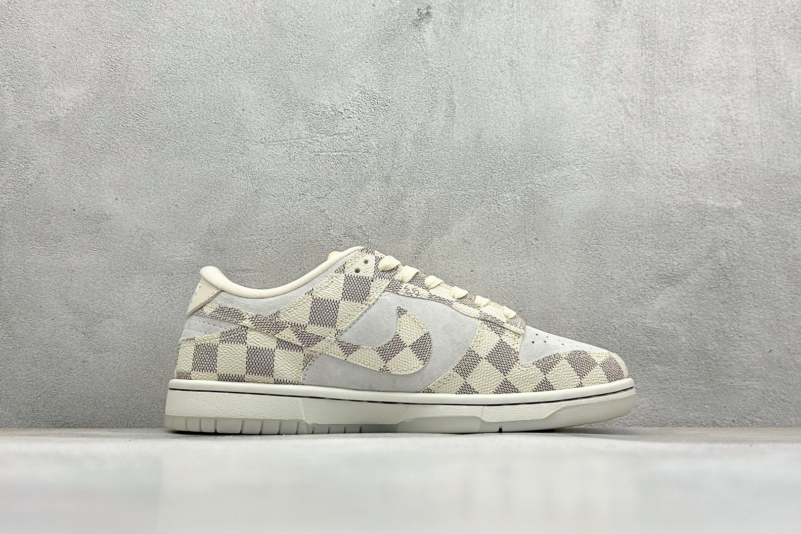 图片[2]-福利特价  NIKE SB Dunk Low x Louis Vuitton 米色 公司级出品 极力推荐 原装头层材料 独家版型蒸餾加工 帶來的是更好的视觉和脚感体验 大厂纯原品质出货 清洁度 电绣工艺 皮料切割干净无任何毛边 细节完美 货号：QF1568 144 尺码： 36 36.5 37.5 38 38.5 39 40 40.5 41 42 42.5 43 44 44.5 45-选品中心