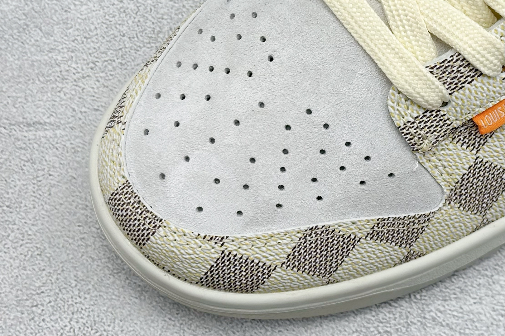 图片[7]-福利特价  NIKE SB Dunk Low x Louis Vuitton 米色 公司级出品 极力推荐 原装头层材料 独家版型蒸餾加工 帶來的是更好的视觉和脚感体验 大厂纯原品质出货 清洁度 电绣工艺 皮料切割干净无任何毛边 细节完美 货号：QF1568 144 尺码： 36 36.5 37.5 38 38.5 39 40 40.5 41 42 42.5 43 44 44.5 45-选品中心