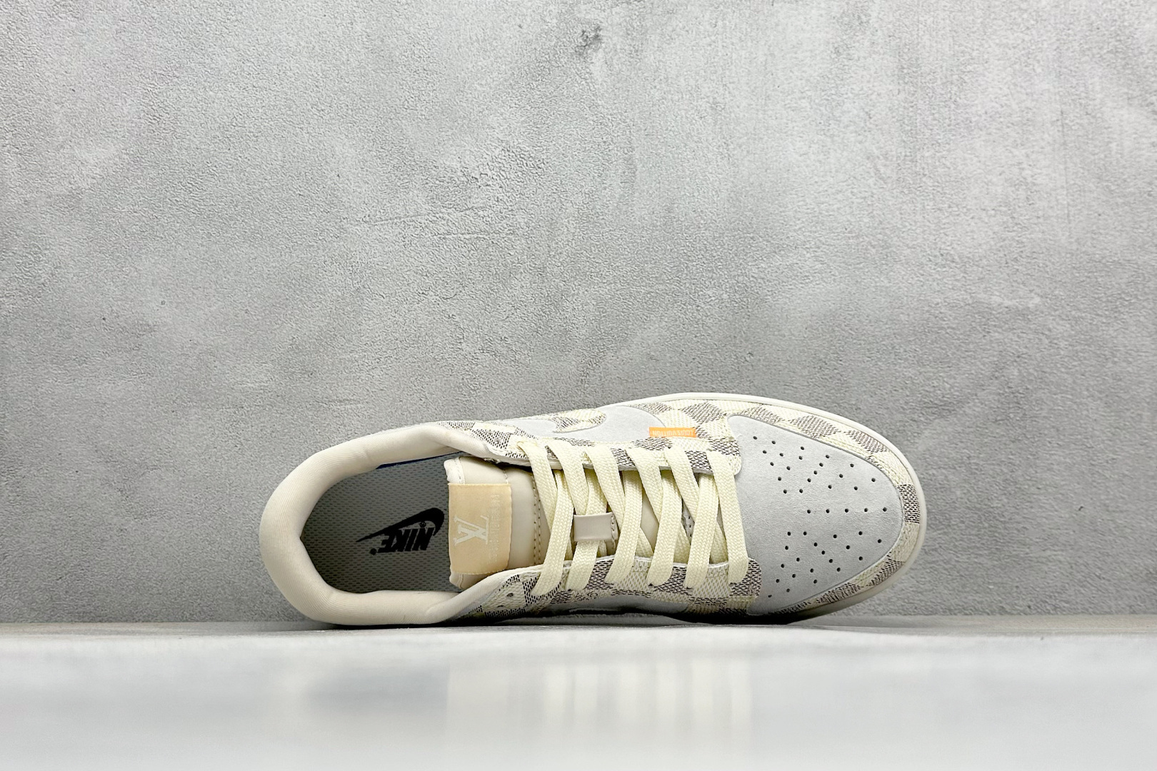 图片[3]-福利特价  NIKE SB Dunk Low x Louis Vuitton 米色 公司级出品 极力推荐 原装头层材料 独家版型蒸餾加工 帶來的是更好的视觉和脚感体验 大厂纯原品质出货 清洁度 电绣工艺 皮料切割干净无任何毛边 细节完美 货号：QF1568 144 尺码： 36 36.5 37.5 38 38.5 39 40 40.5 41 42 42.5 43 44 44.5 45-选品中心