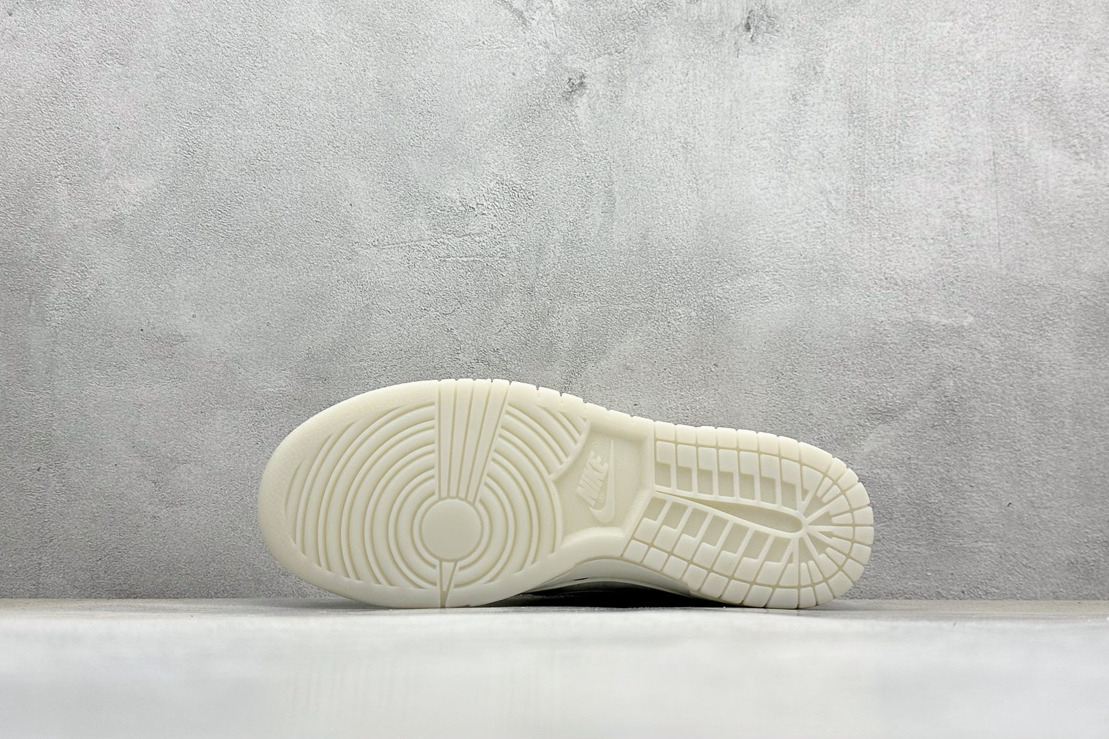 图片[4]-福利特价  NIKE SB Dunk Low x Louis Vuitton 米色 公司级出品 极力推荐 原装头层材料 独家版型蒸餾加工 帶來的是更好的视觉和脚感体验 大厂纯原品质出货 清洁度 电绣工艺 皮料切割干净无任何毛边 细节完美 货号：QF1568 144 尺码： 36 36.5 37.5 38 38.5 39 40 40.5 41 42 42.5 43 44 44.5 45-选品中心