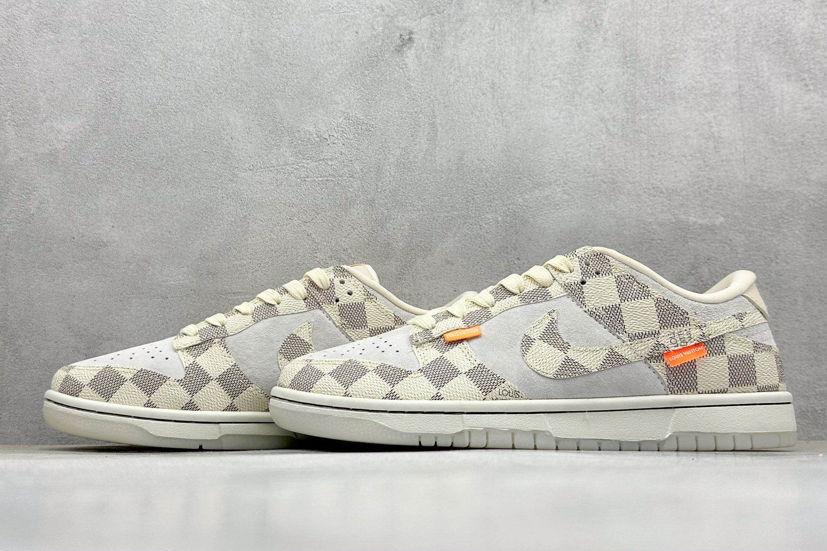 图片[5]-福利特价  NIKE SB Dunk Low x Louis Vuitton 米色 公司级出品 极力推荐 原装头层材料 独家版型蒸餾加工 帶來的是更好的视觉和脚感体验 大厂纯原品质出货 清洁度 电绣工艺 皮料切割干净无任何毛边 细节完美 货号：QF1568 144 尺码： 36 36.5 37.5 38 38.5 39 40 40.5 41 42 42.5 43 44 44.5 45-选品中心