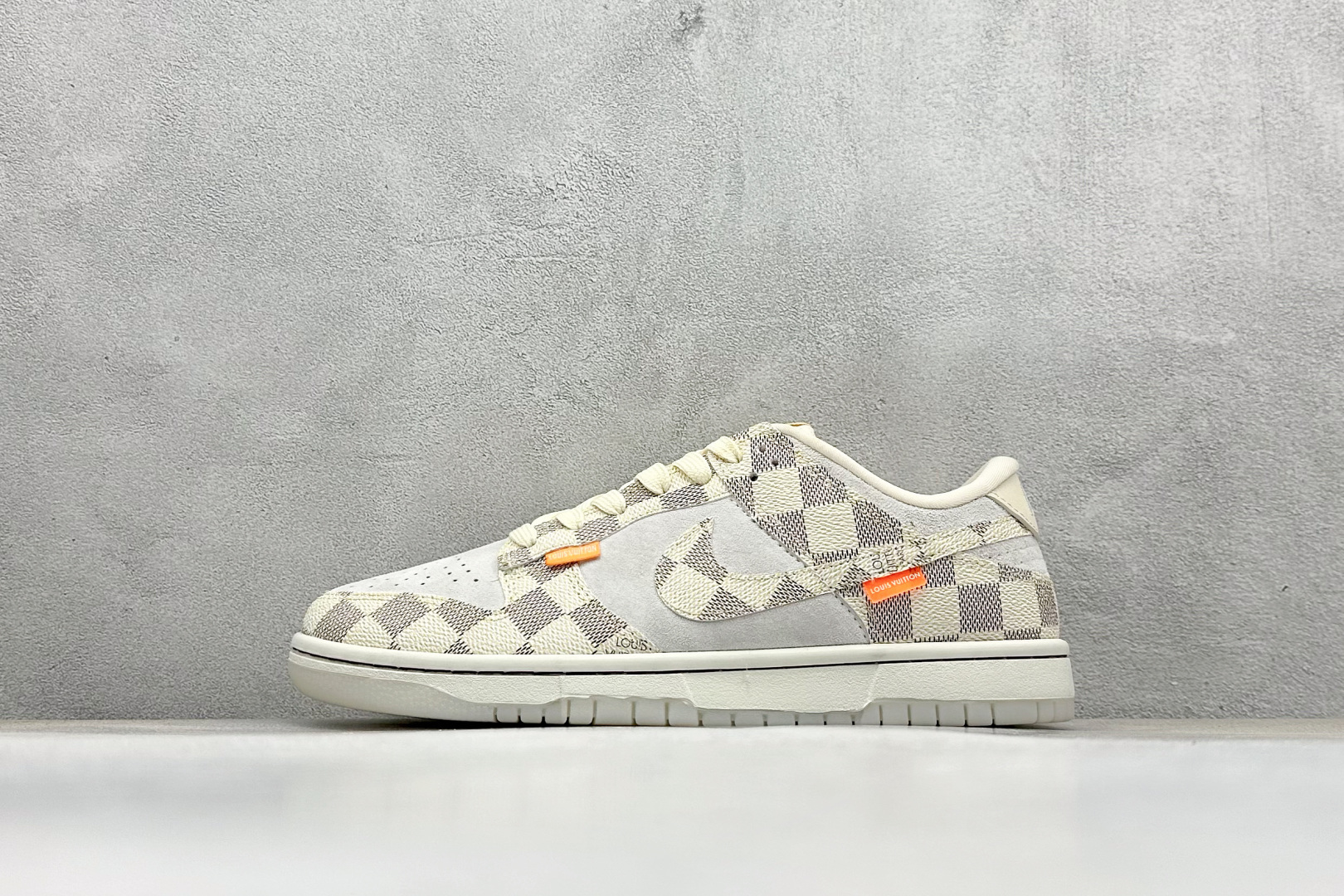 福利特价  NIKE SB Dunk Low x Louis Vuitton 米色 公司级出品 极力推荐 原装头层材料 独家版型蒸餾加工 帶來的是更好的视觉和脚感体验 大厂纯原品质出货 清洁度 电绣工艺 皮料切割干净无任何毛边 细节完美 货号：QF1568 144 尺码： 36 36.5 37.5 38 38.5 39 40 40.5 41 42 42.5 43 44 44.5 45-选品中心