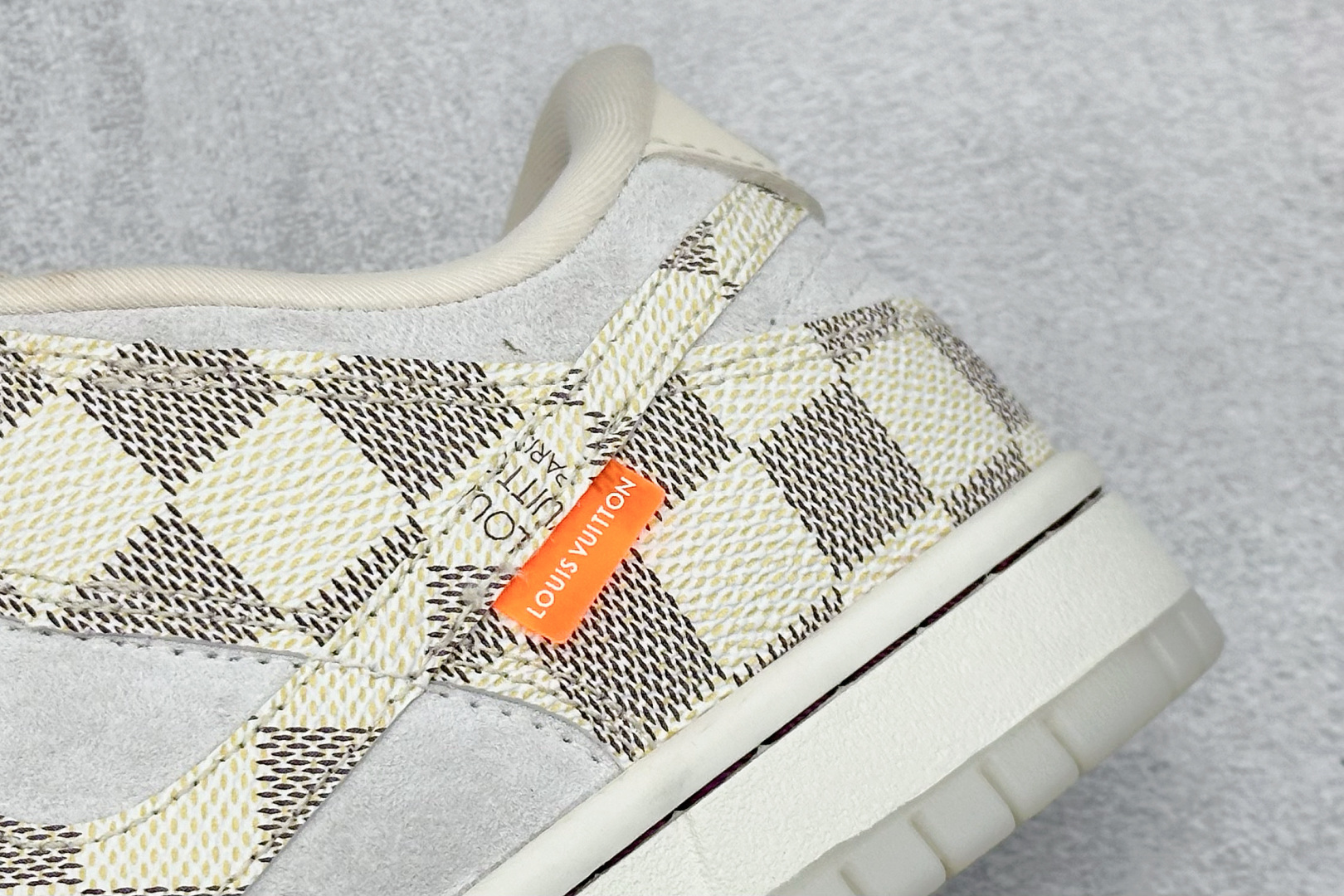 图片[9]-福利特价  NIKE SB Dunk Low x Louis Vuitton 米色 公司级出品 极力推荐 原装头层材料 独家版型蒸餾加工 帶來的是更好的视觉和脚感体验 大厂纯原品质出货 清洁度 电绣工艺 皮料切割干净无任何毛边 细节完美 货号：QF1568 144 尺码： 36 36.5 37.5 38 38.5 39 40 40.5 41 42 42.5 43 44 44.5 45-选品中心