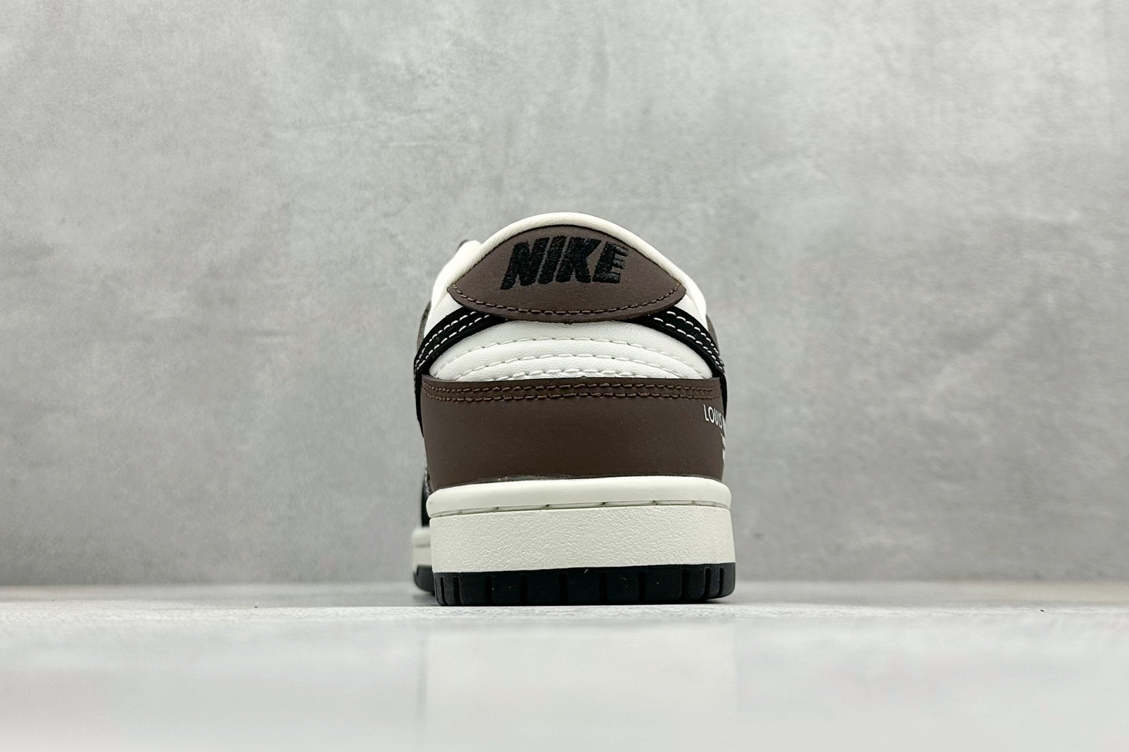 图片[6]-福利特价  NIKE SB Dunk Low x Louis Vuitton 白黑棕 公司级出品 极力推荐 原装头层材料 独家版型蒸餾加工 帶來的是更好的视觉和脚感体验 大厂纯原品质出货 清洁度 电绣工艺 皮料切割干净无任何毛边 细节完美 货号：QF1568 142 尺码： 36 36.5 37.5 38 38.5 39 40 40.5 41 42 42.5 43 44 44.5 45-选品中心