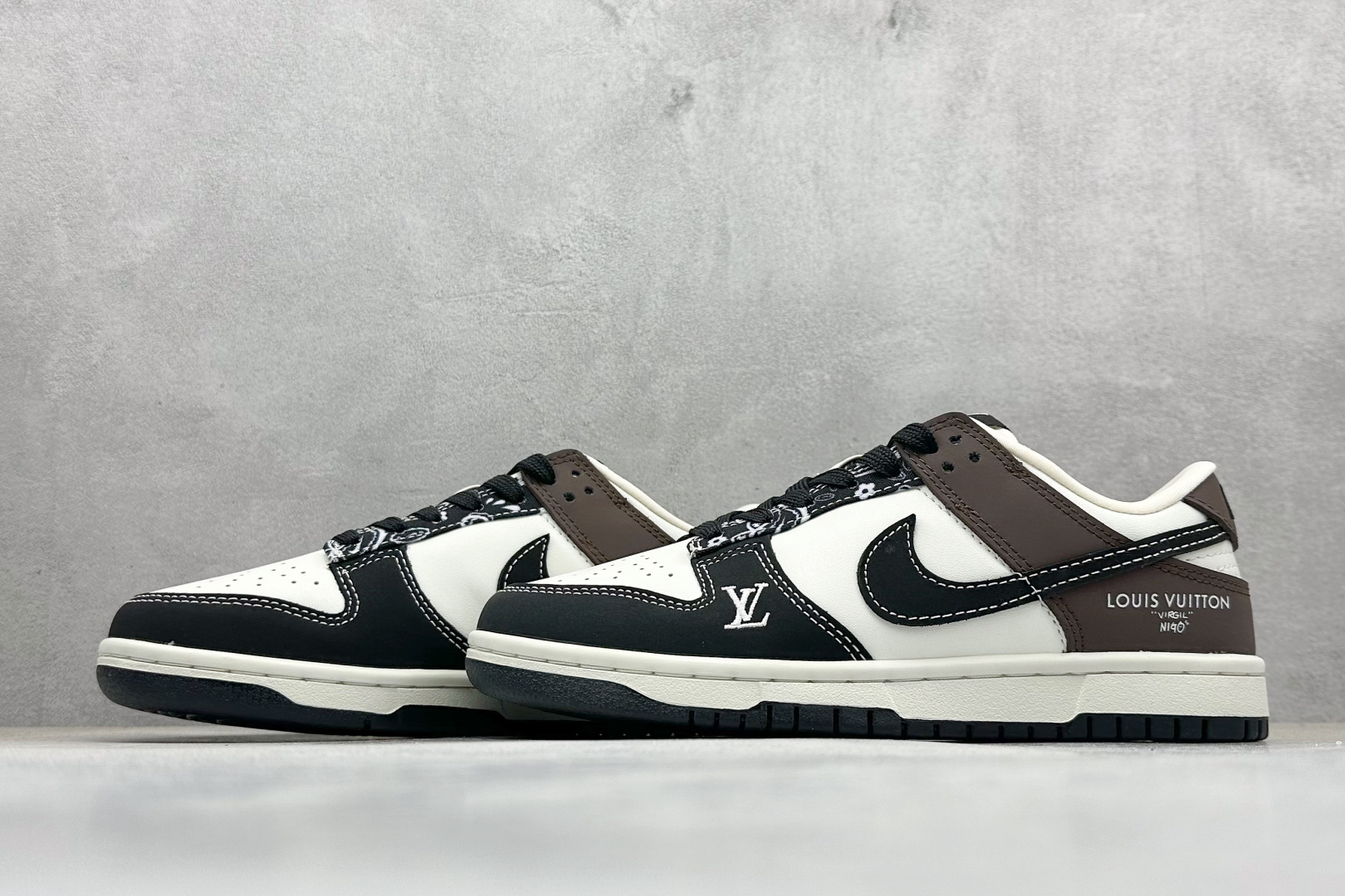 图片[5]-福利特价  NIKE SB Dunk Low x Louis Vuitton 白黑棕 公司级出品 极力推荐 原装头层材料 独家版型蒸餾加工 帶來的是更好的视觉和脚感体验 大厂纯原品质出货 清洁度 电绣工艺 皮料切割干净无任何毛边 细节完美 货号：QF1568 142 尺码： 36 36.5 37.5 38 38.5 39 40 40.5 41 42 42.5 43 44 44.5 45-选品中心