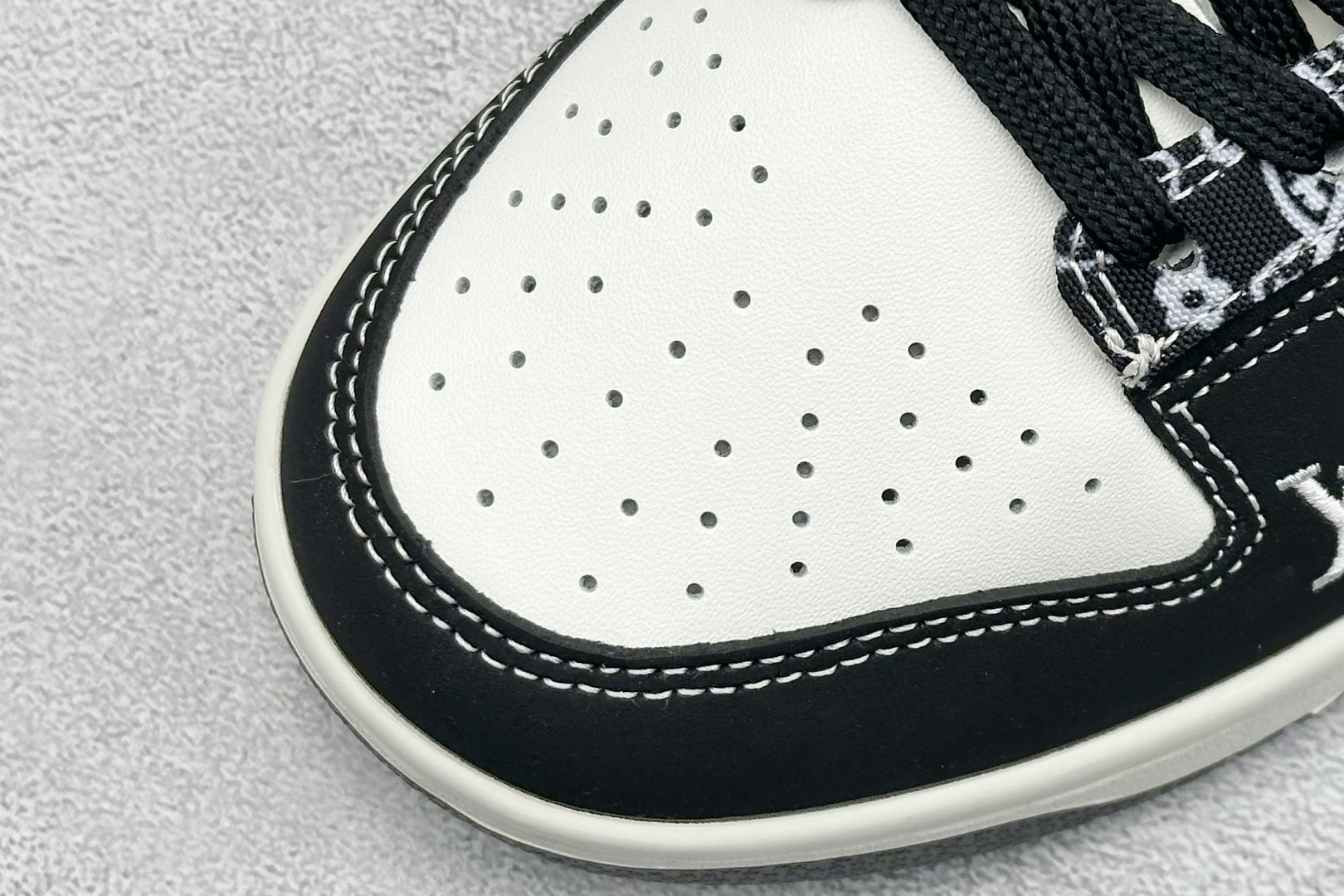 图片[7]-福利特价  NIKE SB Dunk Low x Louis Vuitton 白黑棕 公司级出品 极力推荐 原装头层材料 独家版型蒸餾加工 帶來的是更好的视觉和脚感体验 大厂纯原品质出货 清洁度 电绣工艺 皮料切割干净无任何毛边 细节完美 货号：QF1568 142 尺码： 36 36.5 37.5 38 38.5 39 40 40.5 41 42 42.5 43 44 44.5 45-选品中心