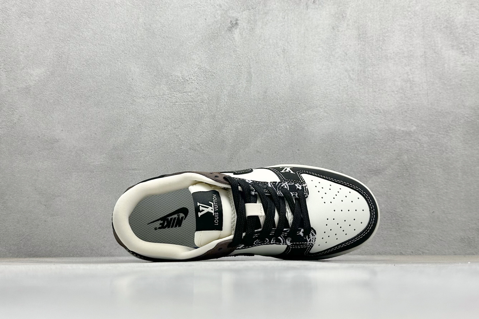 图片[3]-福利特价  NIKE SB Dunk Low x Louis Vuitton 白黑棕 公司级出品 极力推荐 原装头层材料 独家版型蒸餾加工 帶來的是更好的视觉和脚感体验 大厂纯原品质出货 清洁度 电绣工艺 皮料切割干净无任何毛边 细节完美 货号：QF1568 142 尺码： 36 36.5 37.5 38 38.5 39 40 40.5 41 42 42.5 43 44 44.5 45-选品中心