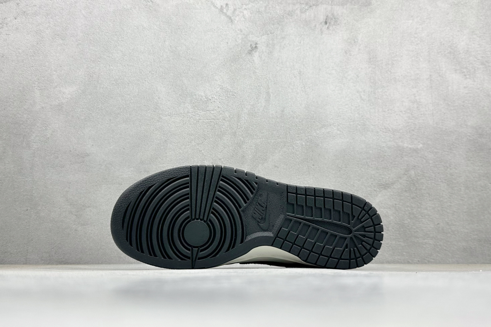 图片[4]-福利特价  NIKE SB Dunk Low x Louis Vuitton 白黑棕 公司级出品 极力推荐 原装头层材料 独家版型蒸餾加工 帶來的是更好的视觉和脚感体验 大厂纯原品质出货 清洁度 电绣工艺 皮料切割干净无任何毛边 细节完美 货号：QF1568 142 尺码： 36 36.5 37.5 38 38.5 39 40 40.5 41 42 42.5 43 44 44.5 45-选品中心