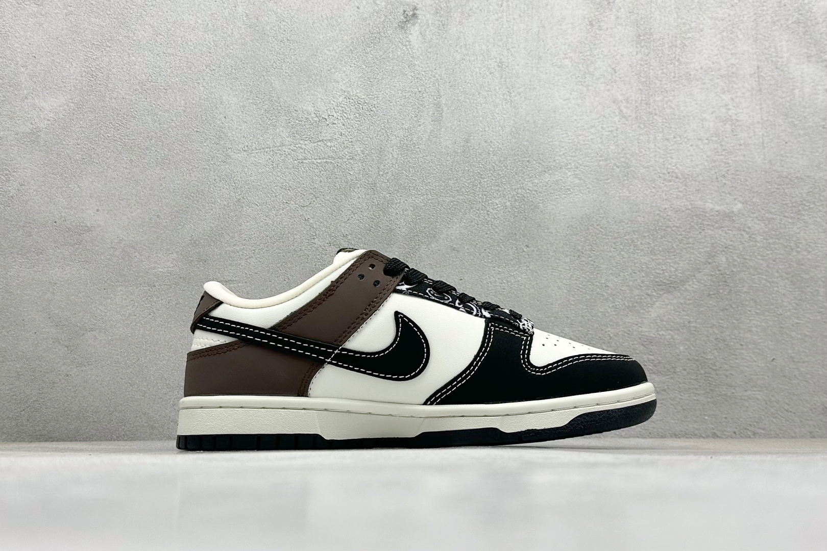 图片[2]-福利特价  NIKE SB Dunk Low x Louis Vuitton 白黑棕 公司级出品 极力推荐 原装头层材料 独家版型蒸餾加工 帶來的是更好的视觉和脚感体验 大厂纯原品质出货 清洁度 电绣工艺 皮料切割干净无任何毛边 细节完美 货号：QF1568 142 尺码： 36 36.5 37.5 38 38.5 39 40 40.5 41 42 42.5 43 44 44.5 45-选品中心