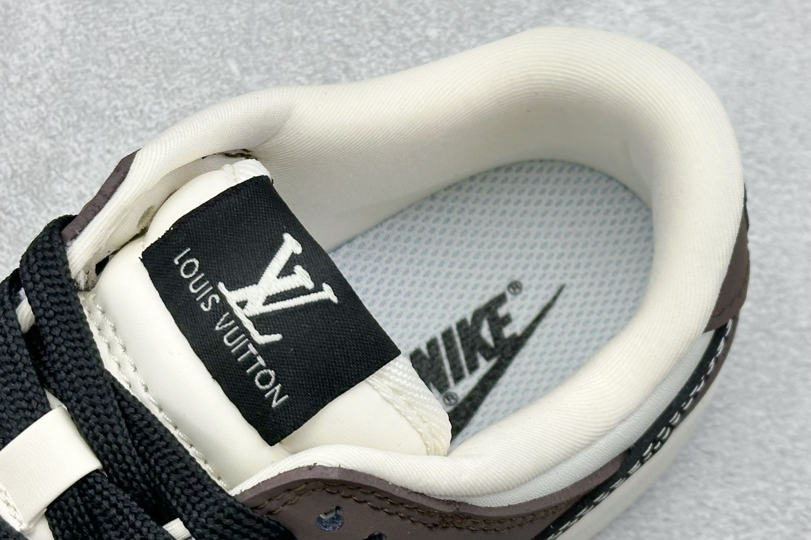 图片[8]-福利特价  NIKE SB Dunk Low x Louis Vuitton 白黑棕 公司级出品 极力推荐 原装头层材料 独家版型蒸餾加工 帶來的是更好的视觉和脚感体验 大厂纯原品质出货 清洁度 电绣工艺 皮料切割干净无任何毛边 细节完美 货号：QF1568 142 尺码： 36 36.5 37.5 38 38.5 39 40 40.5 41 42 42.5 43 44 44.5 45-选品中心