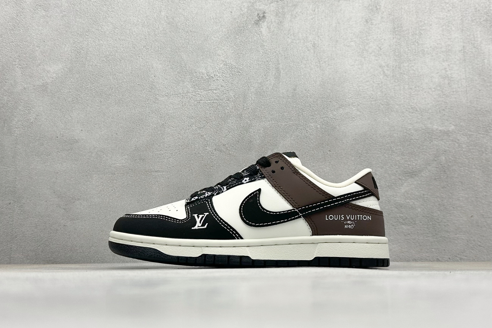 福利特价  NIKE SB Dunk Low x Louis Vuitton 白黑棕 公司级出品 极力推荐 原装头层材料 独家版型蒸餾加工 帶來的是更好的视觉和脚感体验 大厂纯原品质出货 清洁度 电绣工艺 皮料切割干净无任何毛边 细节完美 货号：QF1568 142 尺码： 36 36.5 37.5 38 38.5 39 40 40.5 41 42 42.5 43 44 44.5 45-选品中心