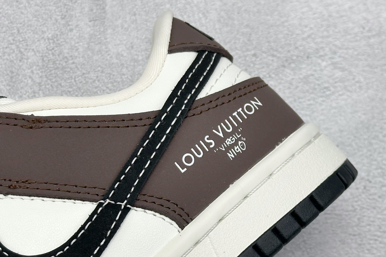 图片[9]-福利特价  NIKE SB Dunk Low x Louis Vuitton 白黑棕 公司级出品 极力推荐 原装头层材料 独家版型蒸餾加工 帶來的是更好的视觉和脚感体验 大厂纯原品质出货 清洁度 电绣工艺 皮料切割干净无任何毛边 细节完美 货号：QF1568 142 尺码： 36 36.5 37.5 38 38.5 39 40 40.5 41 42 42.5 43 44 44.5 45-选品中心