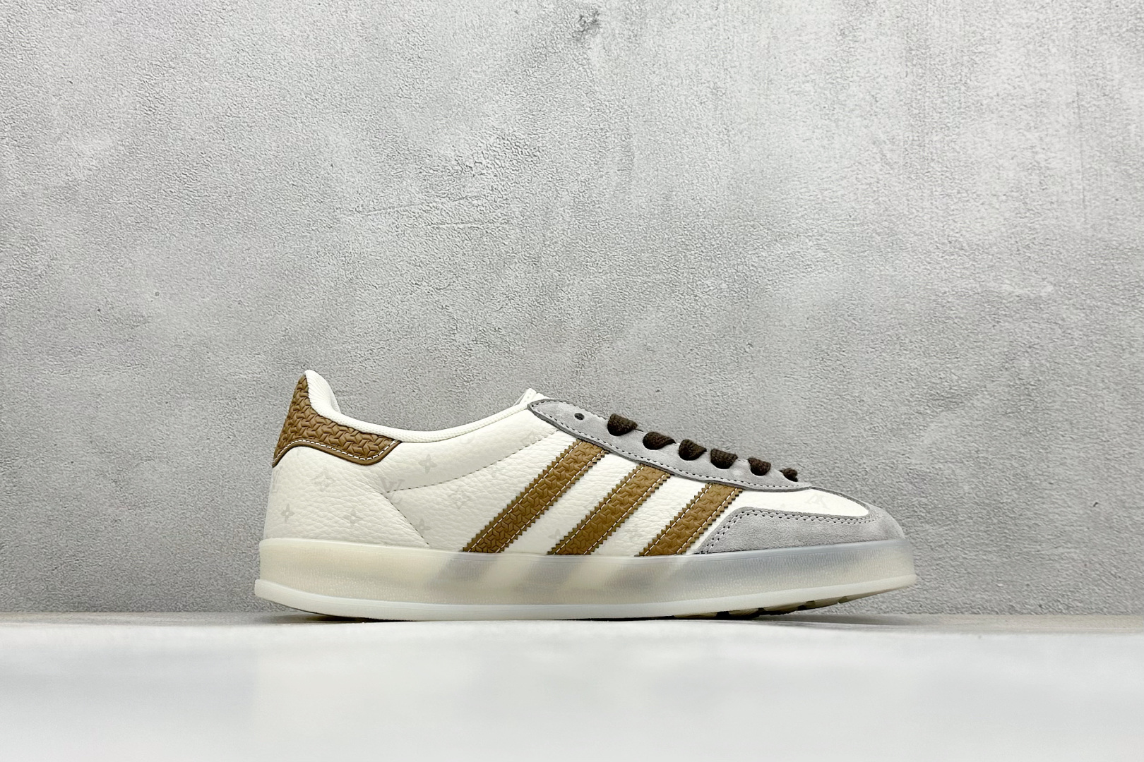 adidOriginals Gazelle INdoor x Louis Vuitt灰白 三叶草休闲防滑耐磨低帮板鞋 DM1234-010