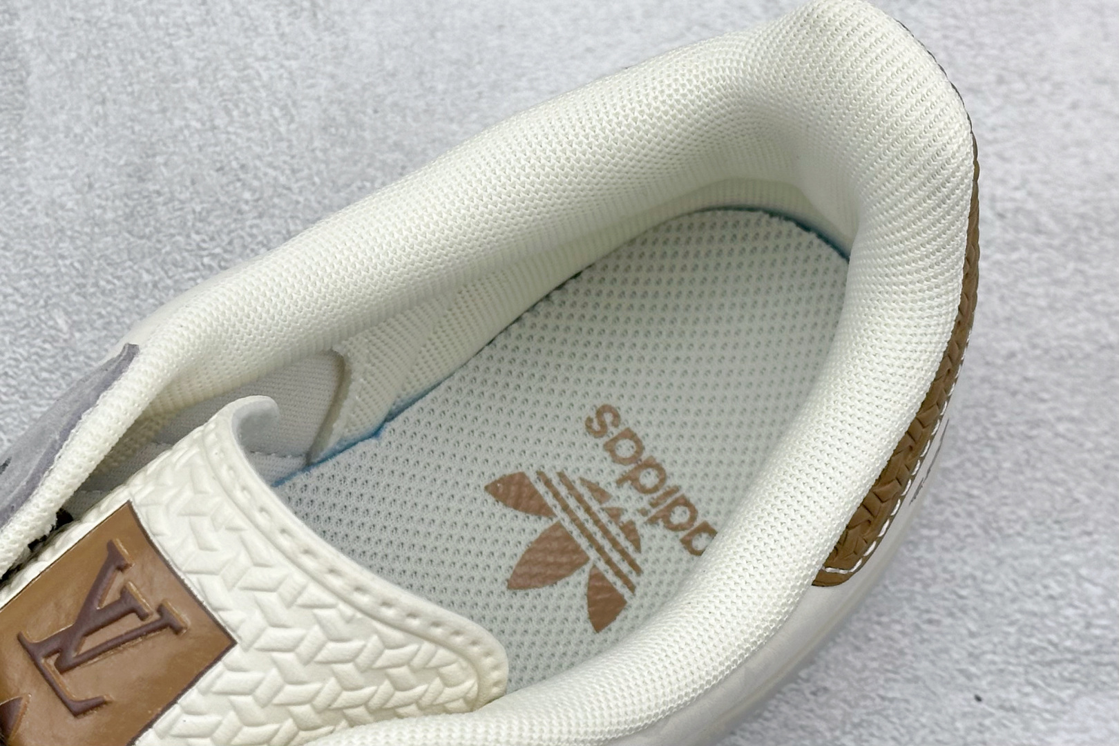 adidOriginals Gazelle INdoor x Louis Vuitt灰白 三叶草休闲防滑耐磨低帮板鞋 DM1234-010
