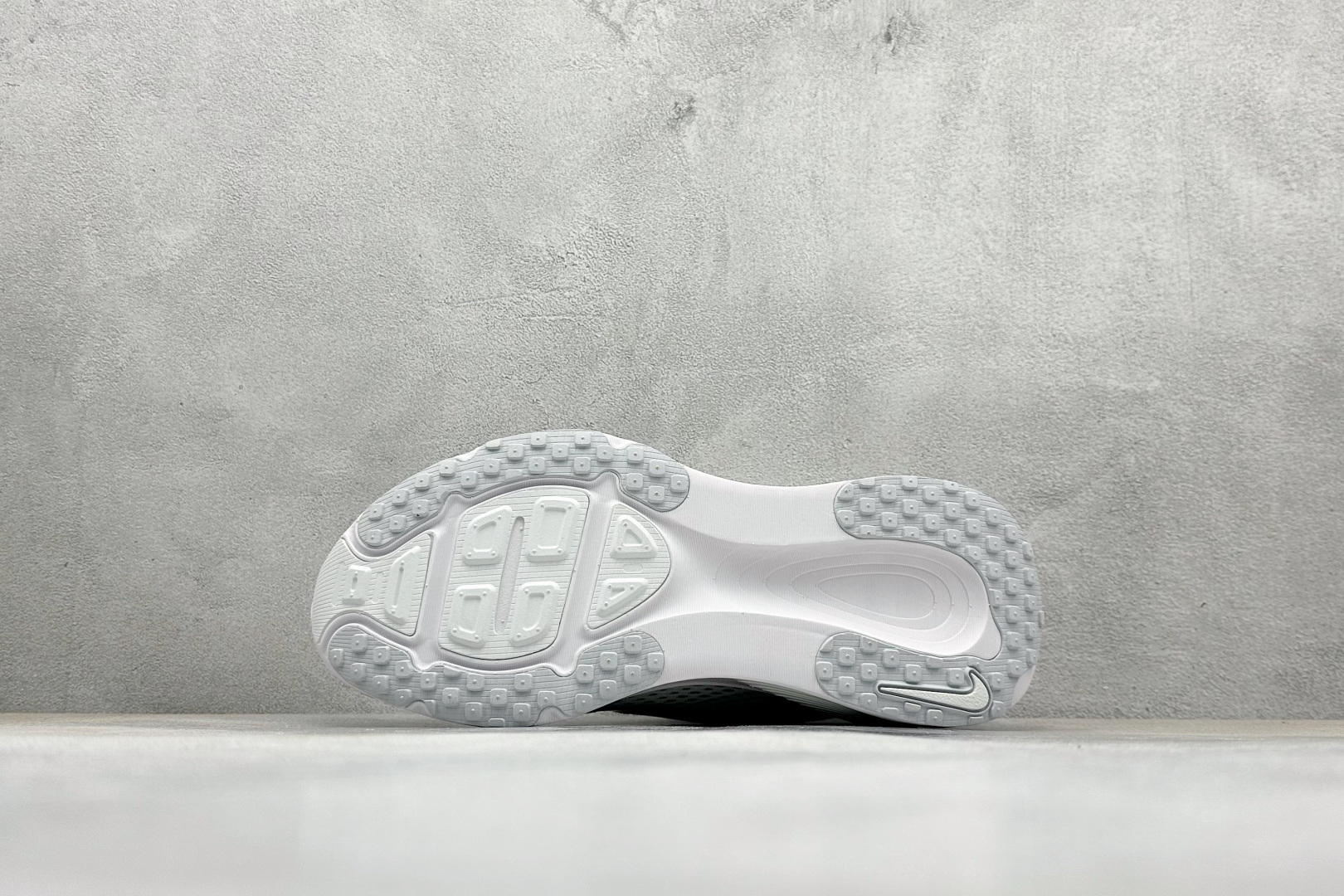 图片[4]-Nike VOMERO 18 耐克 舒适减震防滑 低帮跑步鞋 全掌ReactX泡绵中底 前掌和后跟还配备了Air Zoom气垫单元 据说跑起来更快更舒适哦 这次最大的升级点 首次引入了ReactX泡绵 货号：HM6803 104 尺码：36-45-选品中心