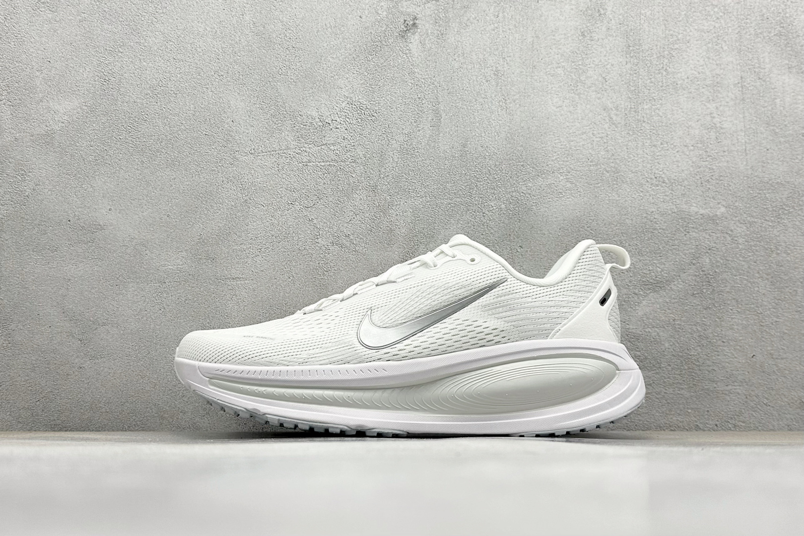 Nike VOMERO 18 耐克 舒适减震防滑 低帮跑步鞋 全掌ReactX泡绵中底 前掌和后跟还配备了Air Zoom气垫单元 据说跑起来更快更舒适哦 这次最大的升级点 首次引入了ReactX泡绵 货号：HM6803 104 尺码：36-45-选品中心