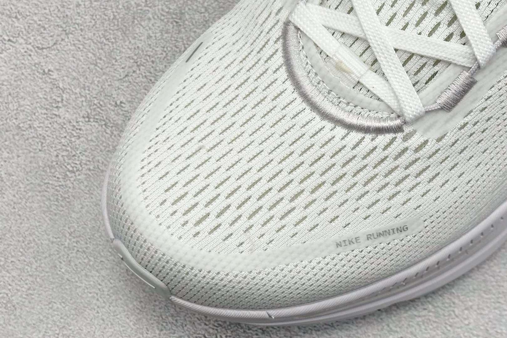 图片[7]-Nike VOMERO 18 耐克 舒适减震防滑 低帮跑步鞋 全掌ReactX泡绵中底 前掌和后跟还配备了Air Zoom气垫单元 据说跑起来更快更舒适哦 这次最大的升级点 首次引入了ReactX泡绵 货号：HM6803 104 尺码：36-45-选品中心