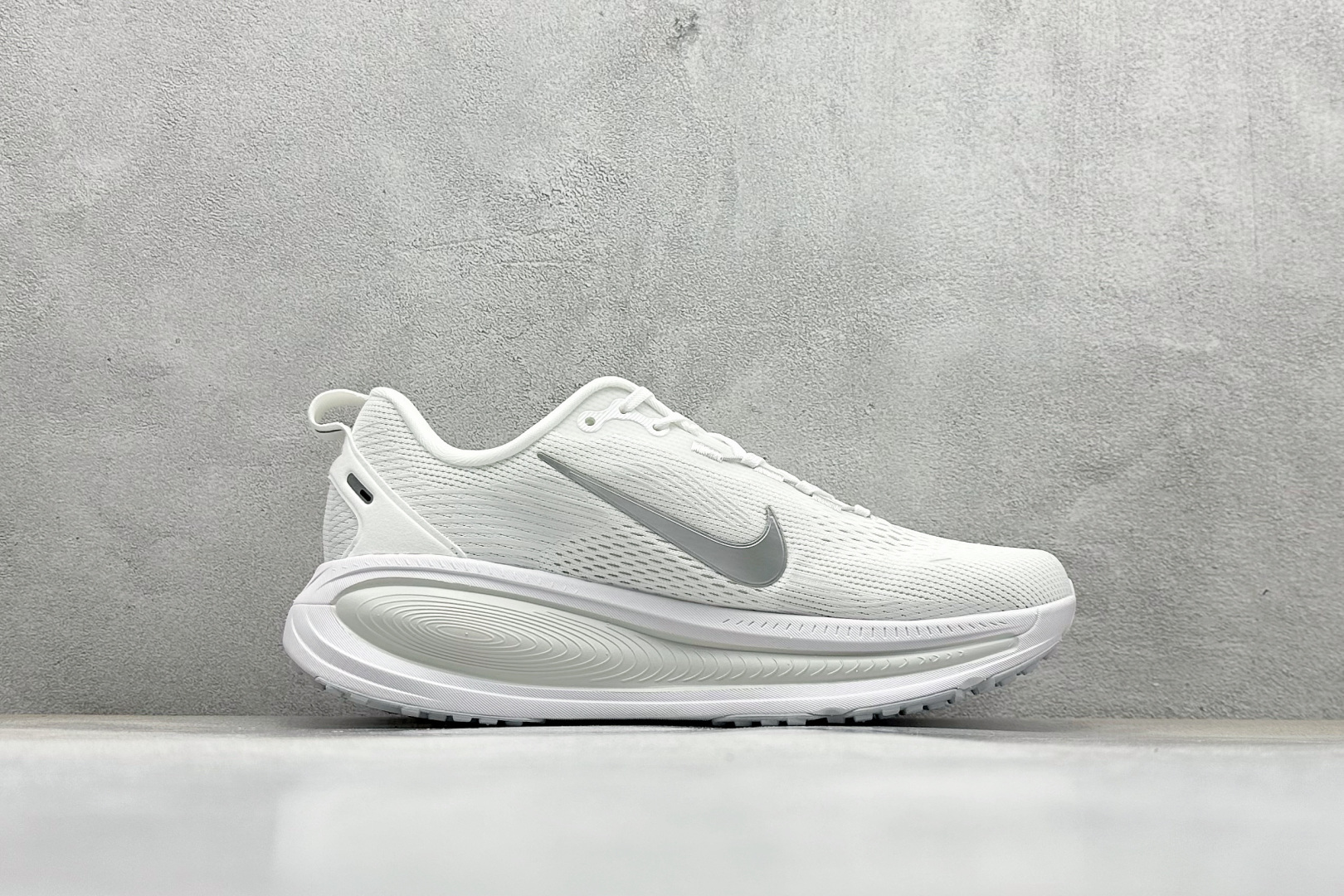 图片[2]-Nike VOMERO 18 耐克 舒适减震防滑 低帮跑步鞋 全掌ReactX泡绵中底 前掌和后跟还配备了Air Zoom气垫单元 据说跑起来更快更舒适哦 这次最大的升级点 首次引入了ReactX泡绵 货号：HM6803 104 尺码：36-45-选品中心