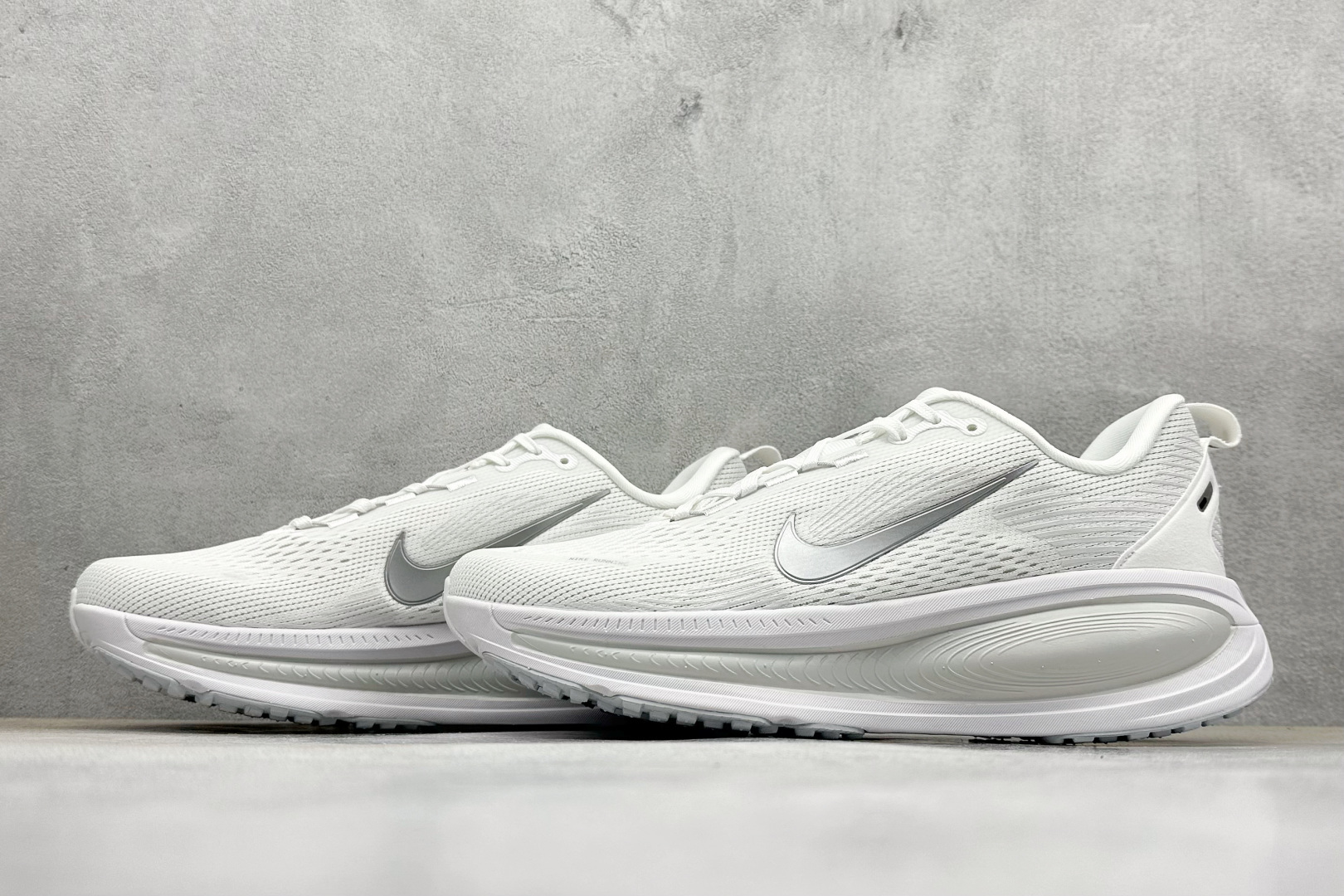 图片[5]-Nike VOMERO 18 耐克 舒适减震防滑 低帮跑步鞋 全掌ReactX泡绵中底 前掌和后跟还配备了Air Zoom气垫单元 据说跑起来更快更舒适哦 这次最大的升级点 首次引入了ReactX泡绵 货号：HM6803 104 尺码：36-45-选品中心