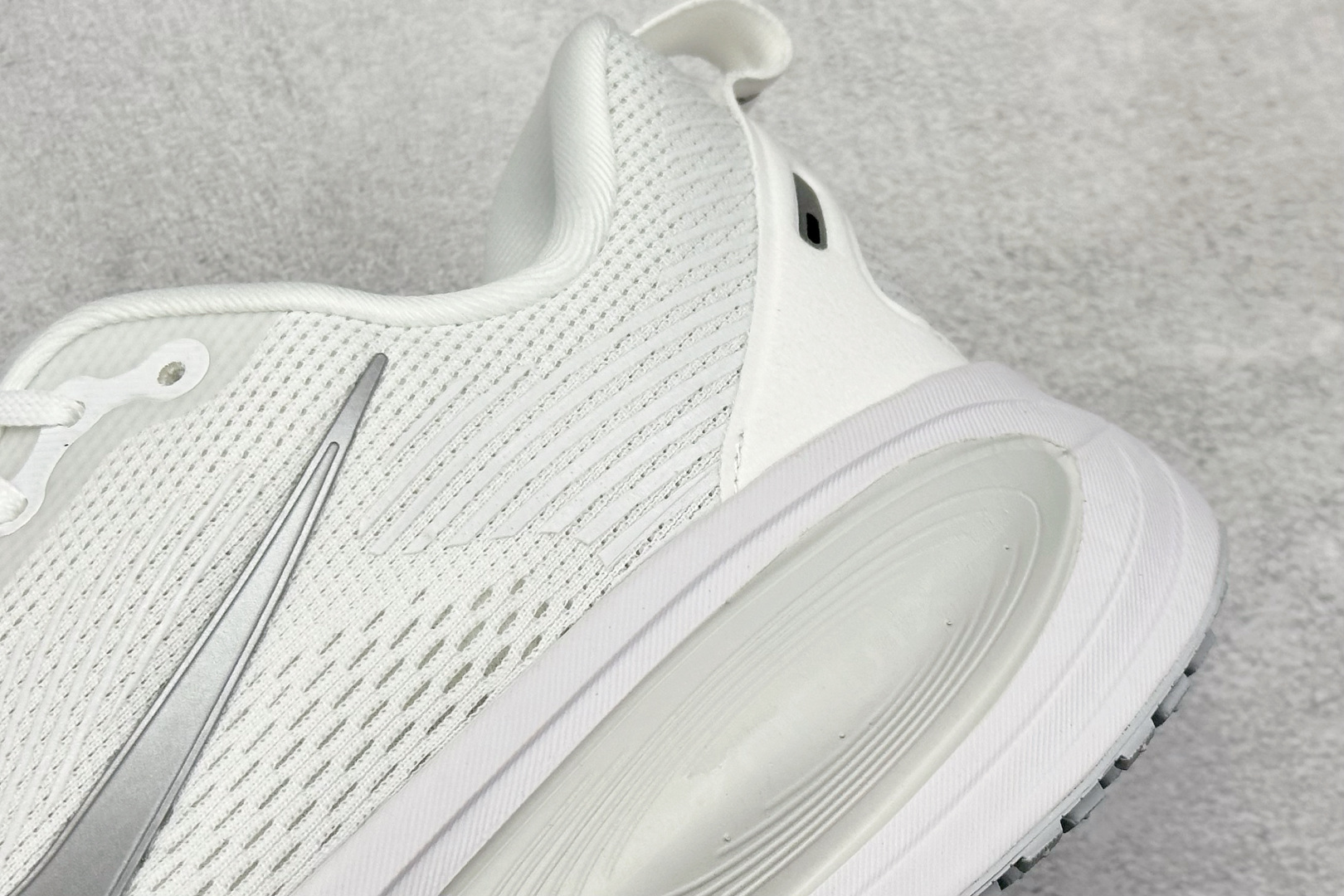 图片[9]-Nike VOMERO 18 耐克 舒适减震防滑 低帮跑步鞋 全掌ReactX泡绵中底 前掌和后跟还配备了Air Zoom气垫单元 据说跑起来更快更舒适哦 这次最大的升级点 首次引入了ReactX泡绵 货号：HM6803 104 尺码：36-45-选品中心