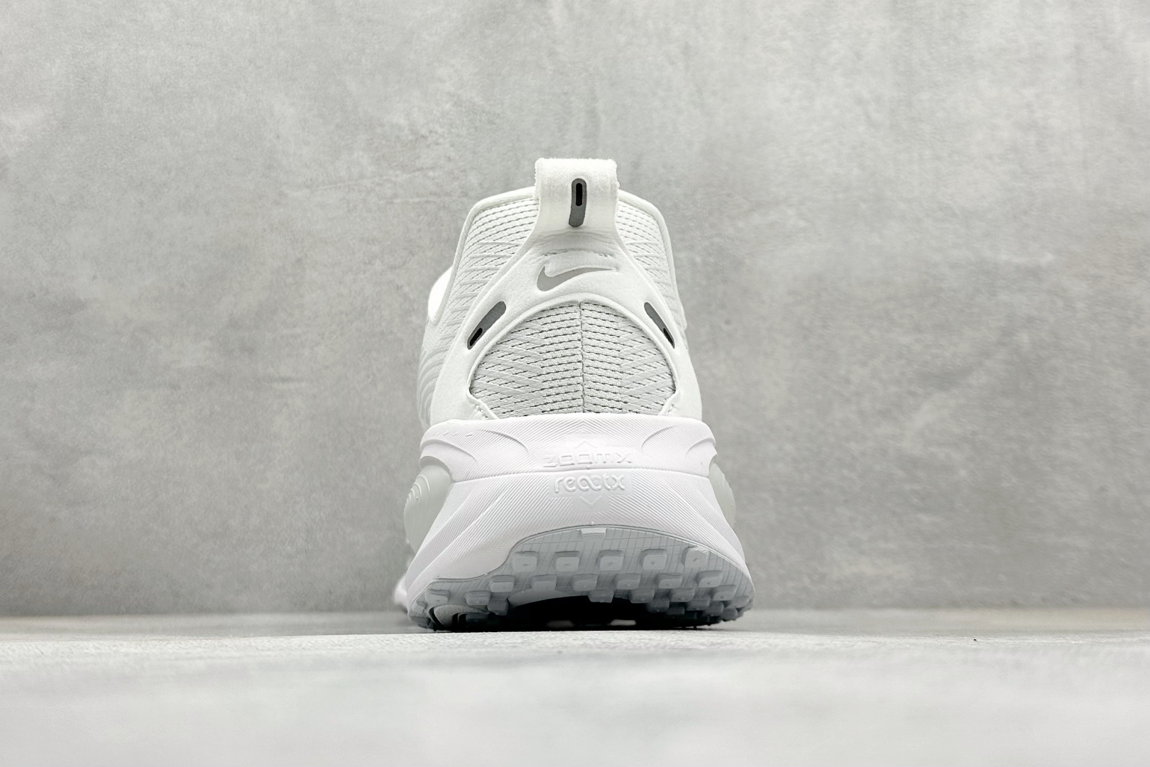 图片[6]-Nike VOMERO 18 耐克 舒适减震防滑 低帮跑步鞋 全掌ReactX泡绵中底 前掌和后跟还配备了Air Zoom气垫单元 据说跑起来更快更舒适哦 这次最大的升级点 首次引入了ReactX泡绵 货号：HM6803 104 尺码：36-45-选品中心