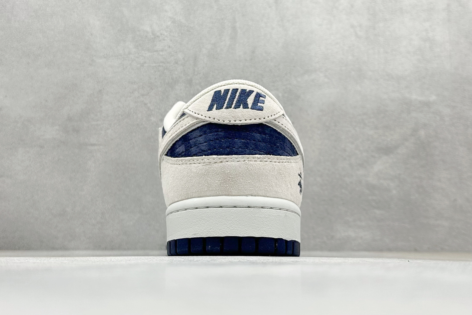 图片[6]-福利特价  Nk SB Dunk Low 斯图西联名-米蓝猪八英文 周年高端定制 低帮休闲板鞋 #定制鞋盒 大厂纯原品质出货 超高清洁度 皮料切割干净无任何毛边 细节完美 货号：XX2025-528 尺码：36 36.5 37.5 38 38.5 39 40 40.5 41 42 42.5 43 44 44.5 45-选品中心