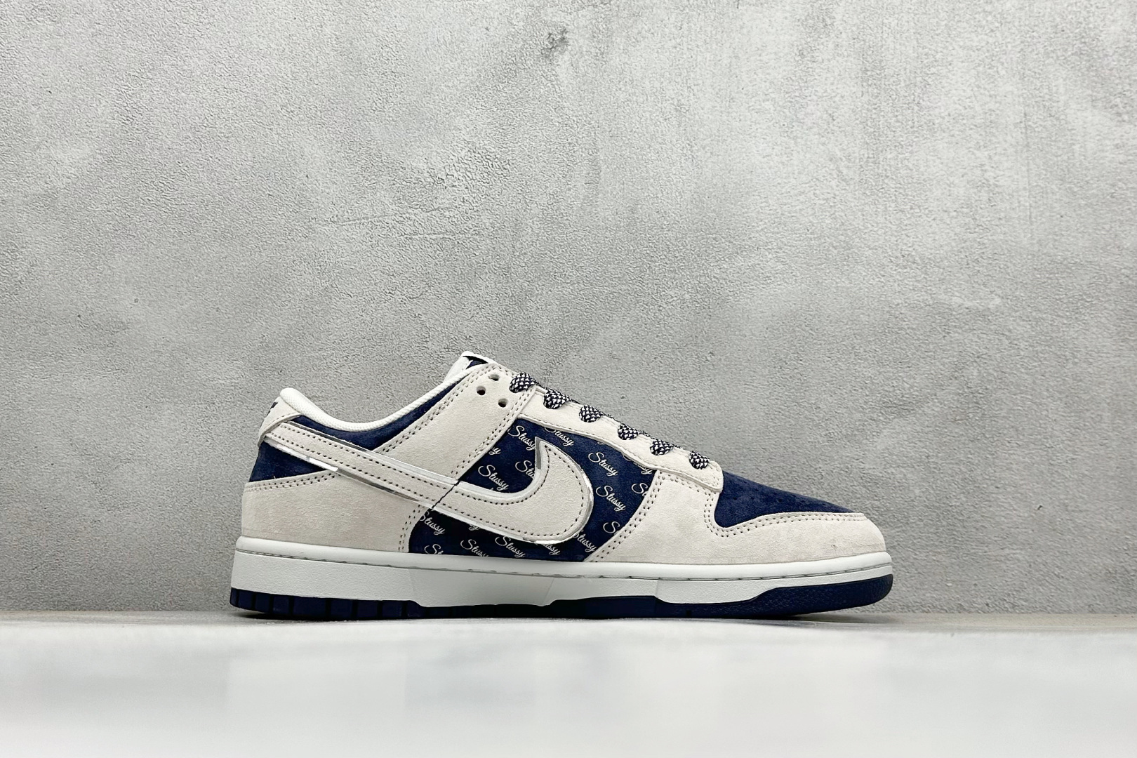 图片[2]-福利特价  Nk SB Dunk Low 斯图西联名-米蓝猪八英文 周年高端定制 低帮休闲板鞋 #定制鞋盒 大厂纯原品质出货 超高清洁度 皮料切割干净无任何毛边 细节完美 货号：XX2025-528 尺码：36 36.5 37.5 38 38.5 39 40 40.5 41 42 42.5 43 44 44.5 45-选品中心