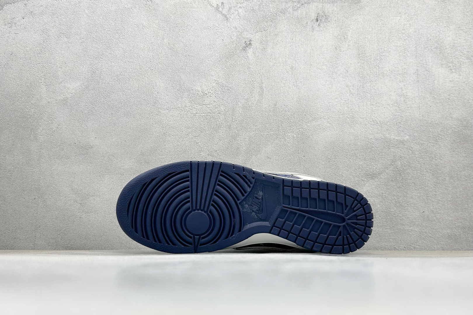 图片[4]-福利特价  Nk SB Dunk Low 斯图西联名-米蓝猪八英文 周年高端定制 低帮休闲板鞋 #定制鞋盒 大厂纯原品质出货 超高清洁度 皮料切割干净无任何毛边 细节完美 货号：XX2025-528 尺码：36 36.5 37.5 38 38.5 39 40 40.5 41 42 42.5 43 44 44.5 45-选品中心