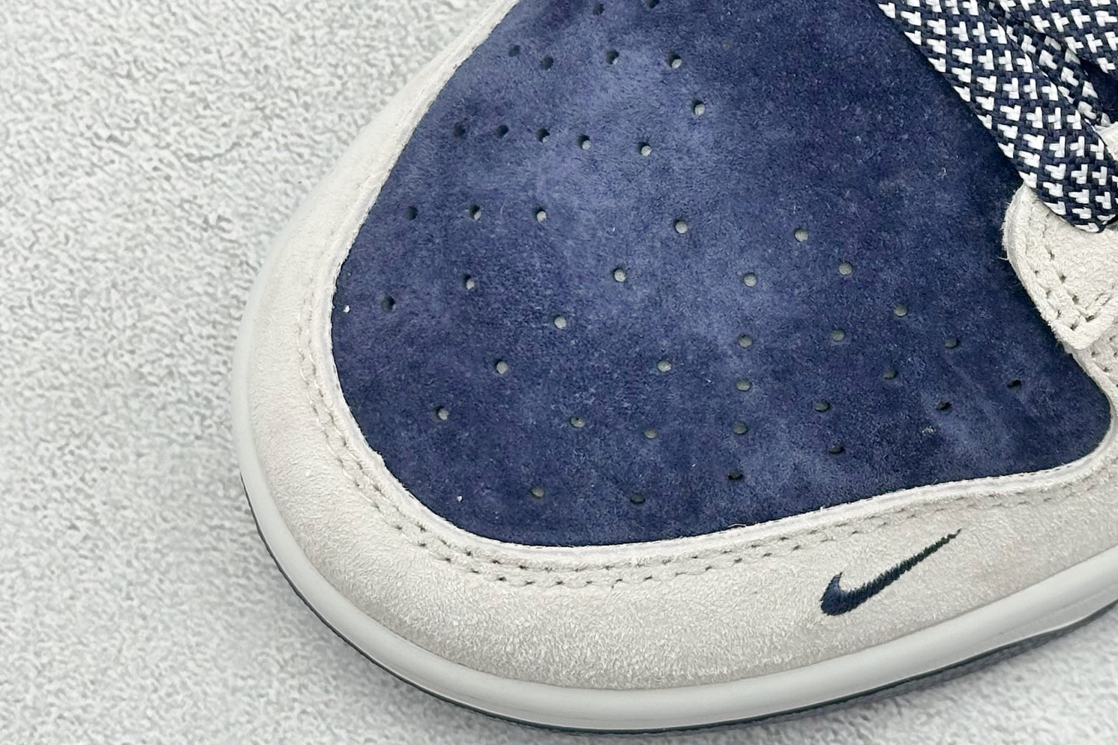 图片[7]-福利特价  Nk SB Dunk Low 斯图西联名-米蓝猪八英文 周年高端定制 低帮休闲板鞋 #定制鞋盒 大厂纯原品质出货 超高清洁度 皮料切割干净无任何毛边 细节完美 货号：XX2025-528 尺码：36 36.5 37.5 38 38.5 39 40 40.5 41 42 42.5 43 44 44.5 45-选品中心