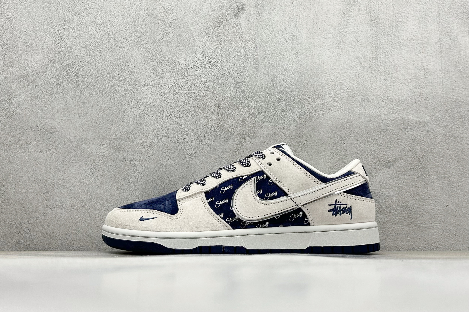 福利特价  Nk SB Dunk Low 斯图西联名-米蓝猪八英文 周年高端定制 低帮休闲板鞋 #定制鞋盒 大厂纯原品质出货 超高清洁度 皮料切割干净无任何毛边 细节完美 货号：XX2025-528 尺码：36 36.5 37.5 38 38.5 39 40 40.5 41 42 42.5 43 44 44.5 45-选品中心
