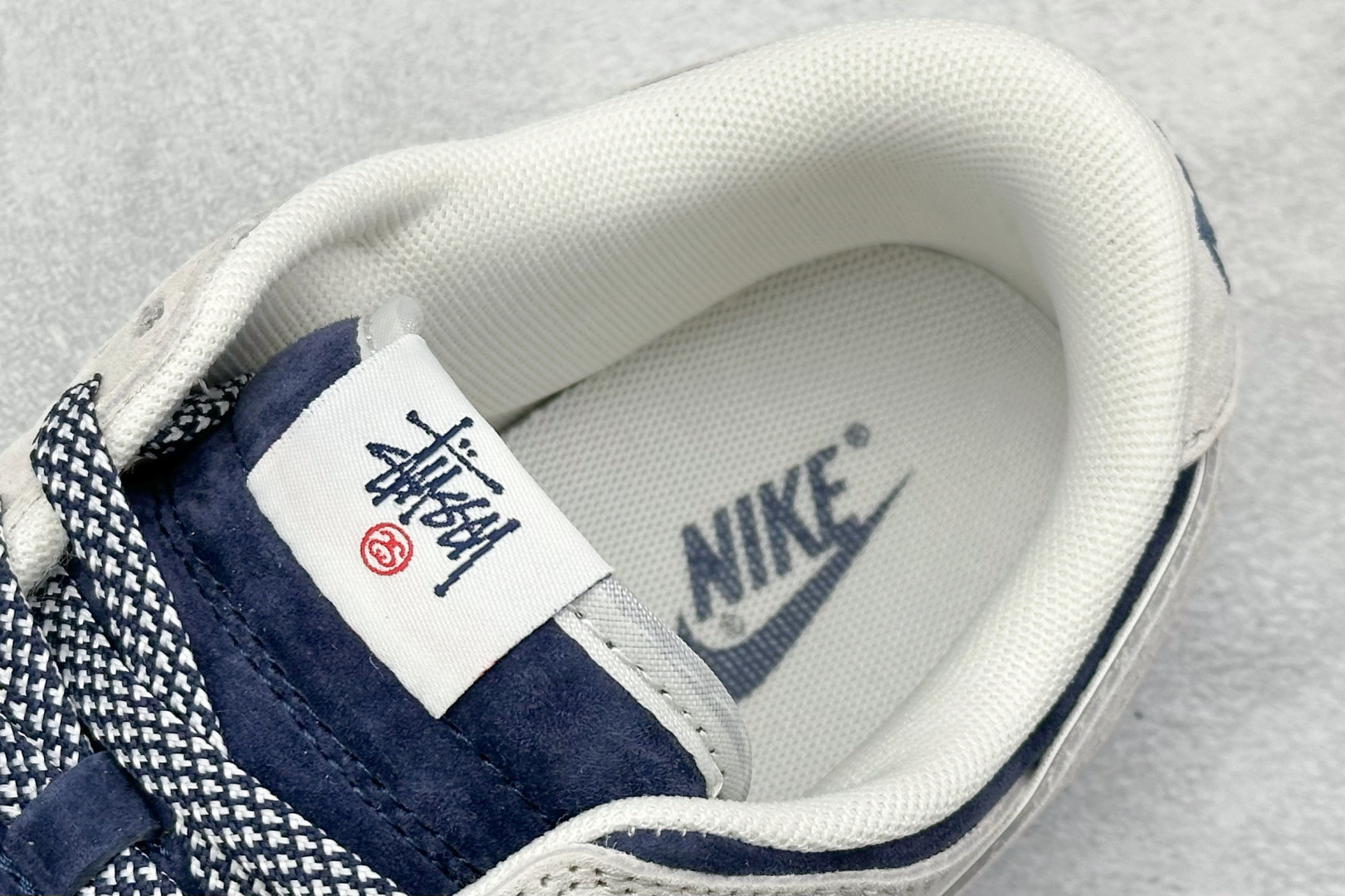 图片[8]-福利特价  Nk SB Dunk Low 斯图西联名-米蓝猪八英文 周年高端定制 低帮休闲板鞋 #定制鞋盒 大厂纯原品质出货 超高清洁度 皮料切割干净无任何毛边 细节完美 货号：XX2025-528 尺码：36 36.5 37.5 38 38.5 39 40 40.5 41 42 42.5 43 44 44.5 45-选品中心