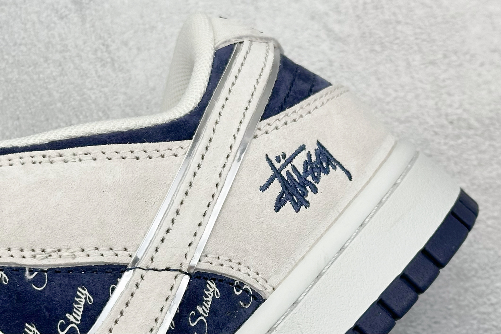 图片[9]-福利特价  Nk SB Dunk Low 斯图西联名-米蓝猪八英文 周年高端定制 低帮休闲板鞋 #定制鞋盒 大厂纯原品质出货 超高清洁度 皮料切割干净无任何毛边 细节完美 货号：XX2025-528 尺码：36 36.5 37.5 38 38.5 39 40 40.5 41 42 42.5 43 44 44.5 45-选品中心