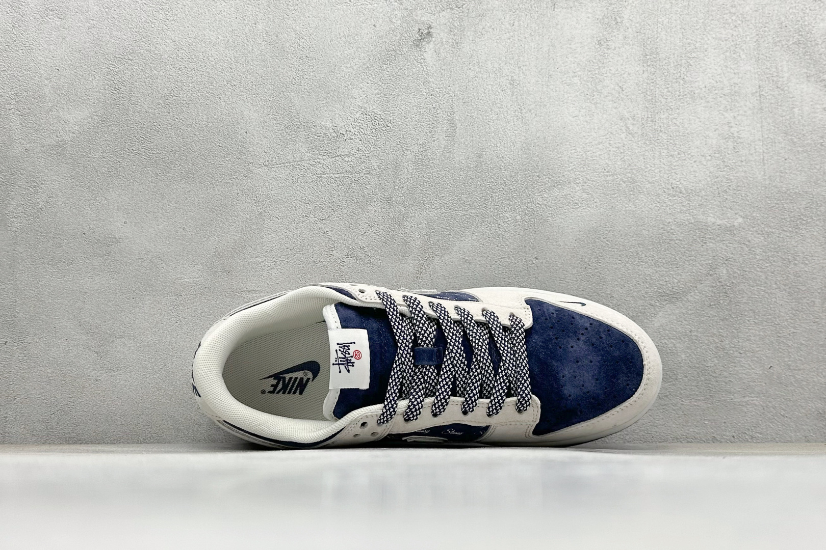 图片[3]-福利特价  Nk SB Dunk Low 斯图西联名-米蓝猪八英文 周年高端定制 低帮休闲板鞋 #定制鞋盒 大厂纯原品质出货 超高清洁度 皮料切割干净无任何毛边 细节完美 货号：XX2025-528 尺码：36 36.5 37.5 38 38.5 39 40 40.5 41 42 42.5 43 44 44.5 45-选品中心