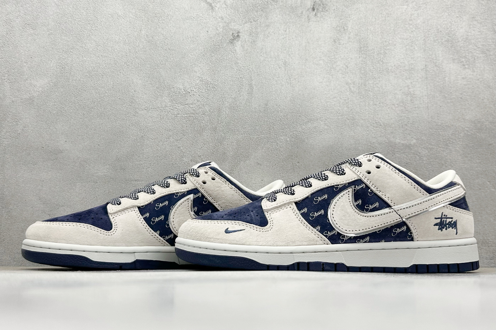 图片[5]-福利特价  Nk SB Dunk Low 斯图西联名-米蓝猪八英文 周年高端定制 低帮休闲板鞋 #定制鞋盒 大厂纯原品质出货 超高清洁度 皮料切割干净无任何毛边 细节完美 货号：XX2025-528 尺码：36 36.5 37.5 38 38.5 39 40 40.5 41 42 42.5 43 44 44.5 45-选品中心