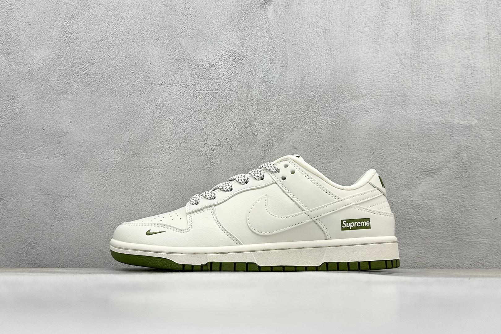 福利特价  Nk SB Dunk Low Supreme联名-经典米绿 周年高端定制 低帮休闲板鞋  #定制鞋盒 大厂纯原品质出货 超高清洁度 皮料切割干净无任何毛边 细节完美 货号：XX8888-002  尺码：36 36.5 37.5 38 38.5 39 40 40.5 41 42 42.5 43 44 44.5 45-选品中心