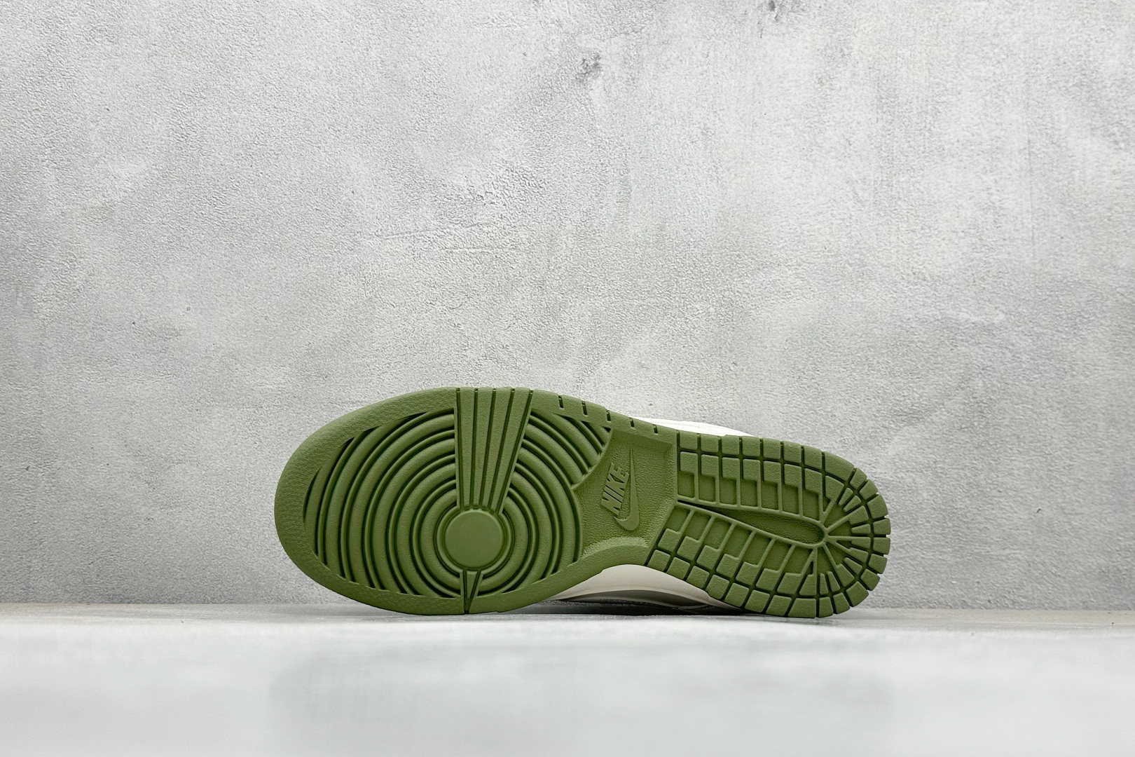 图片[4]-福利特价  Nk SB Dunk Low Supreme联名-经典米绿 周年高端定制 低帮休闲板鞋  #定制鞋盒 大厂纯原品质出货 超高清洁度 皮料切割干净无任何毛边 细节完美 货号：XX8888-002  尺码：36 36.5 37.5 38 38.5 39 40 40.5 41 42 42.5 43 44 44.5 45-选品中心