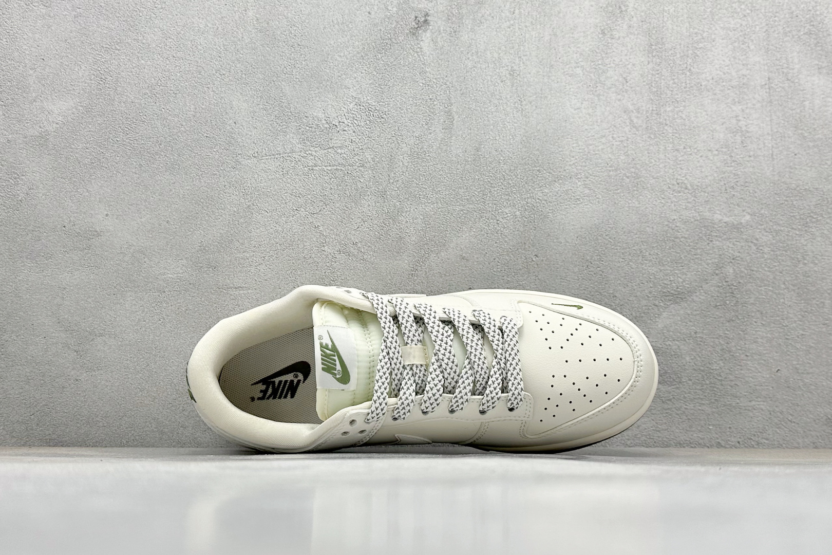 图片[3]-福利特价  Nk SB Dunk Low Supreme联名-经典米绿 周年高端定制 低帮休闲板鞋  #定制鞋盒 大厂纯原品质出货 超高清洁度 皮料切割干净无任何毛边 细节完美 货号：XX8888-002  尺码：36 36.5 37.5 38 38.5 39 40 40.5 41 42 42.5 43 44 44.5 45-选品中心