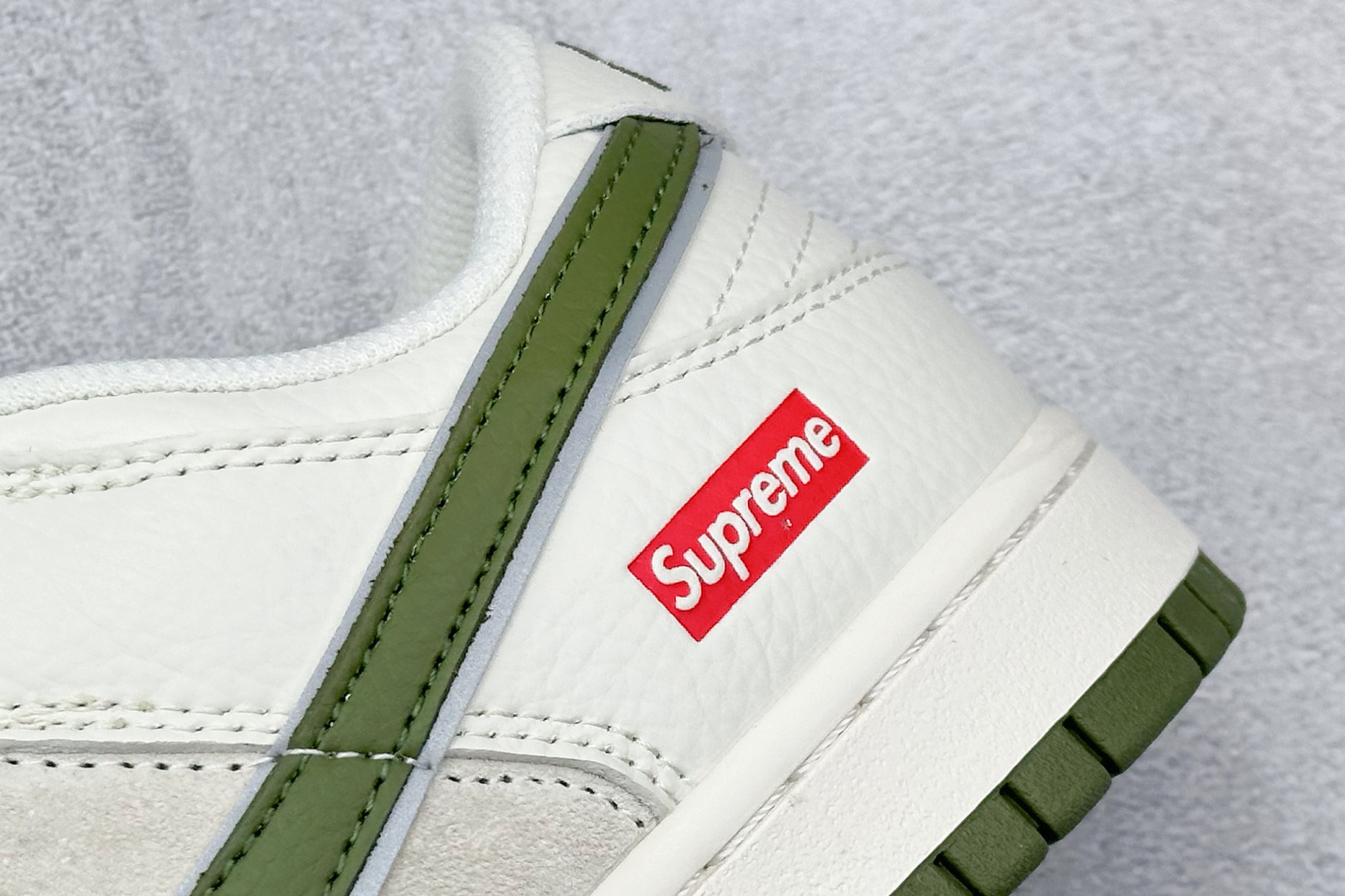 图片[9]-福利特价  Nk SB Dunk Low Supreme联名-双勾米深绿 周年高端定制 低帮休闲板鞋  #定制鞋盒 大厂纯原品质出货 超高清洁度 皮料切割干净无任何毛边 细节完美 货号：XX2025-689  尺码：36 36.5 37.5 38 38.5 39 40 40.5 41 42 42.5 43 44 44.5 45-选品中心