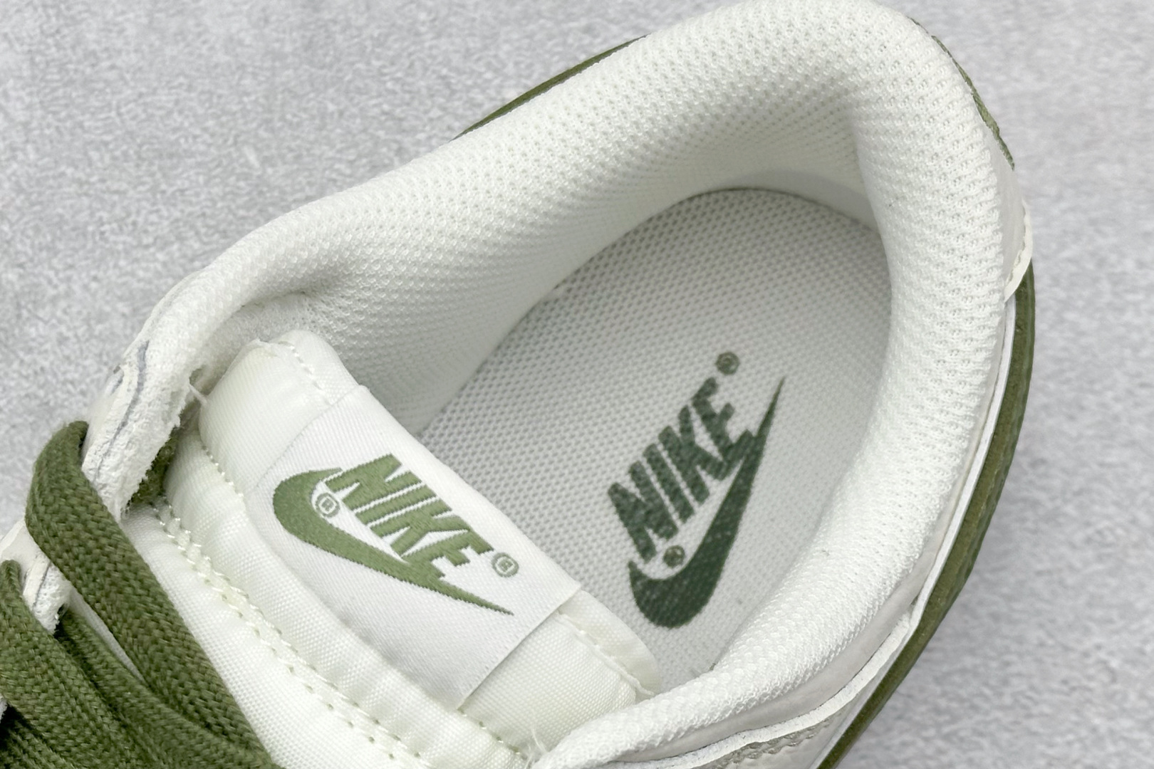 图片[8]-福利特价  Nk SB Dunk Low Supreme联名-双勾米深绿 周年高端定制 低帮休闲板鞋  #定制鞋盒 大厂纯原品质出货 超高清洁度 皮料切割干净无任何毛边 细节完美 货号：XX2025-689  尺码：36 36.5 37.5 38 38.5 39 40 40.5 41 42 42.5 43 44 44.5 45-选品中心