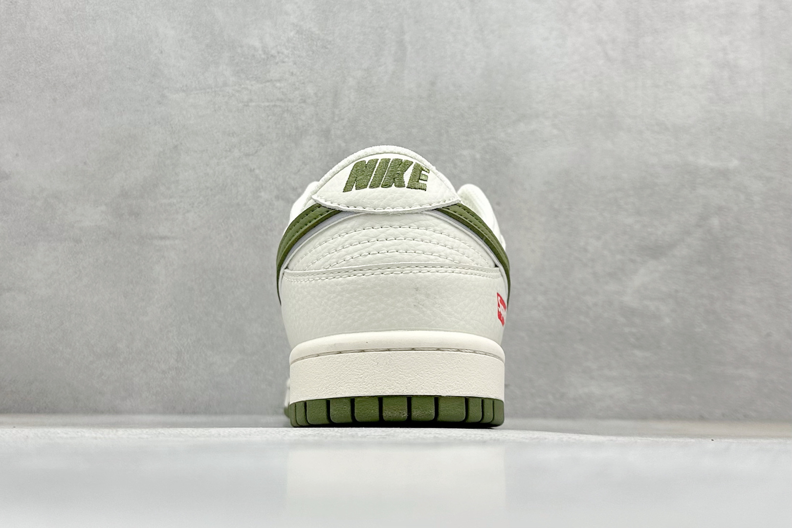 图片[6]-福利特价  Nk SB Dunk Low Supreme联名-双勾米深绿 周年高端定制 低帮休闲板鞋  #定制鞋盒 大厂纯原品质出货 超高清洁度 皮料切割干净无任何毛边 细节完美 货号：XX2025-689  尺码：36 36.5 37.5 38 38.5 39 40 40.5 41 42 42.5 43 44 44.5 45-选品中心