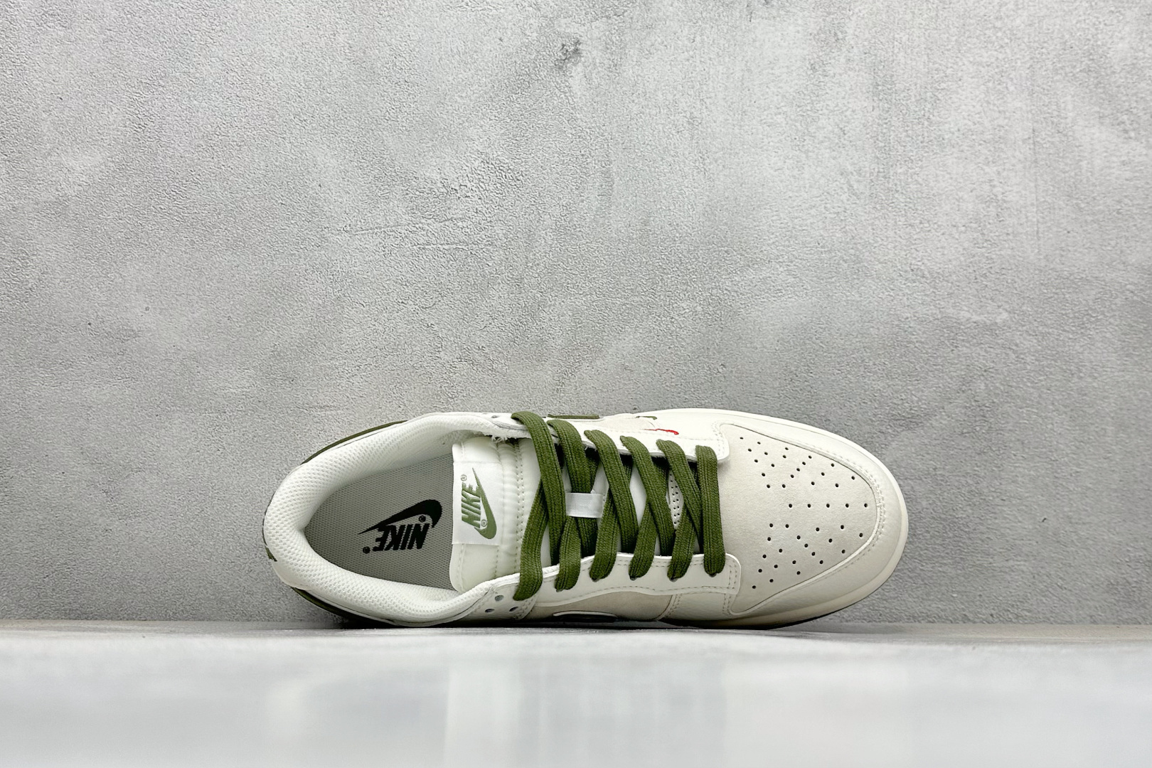 图片[3]-福利特价  Nk SB Dunk Low Supreme联名-双勾米深绿 周年高端定制 低帮休闲板鞋  #定制鞋盒 大厂纯原品质出货 超高清洁度 皮料切割干净无任何毛边 细节完美 货号：XX2025-689  尺码：36 36.5 37.5 38 38.5 39 40 40.5 41 42 42.5 43 44 44.5 45-选品中心