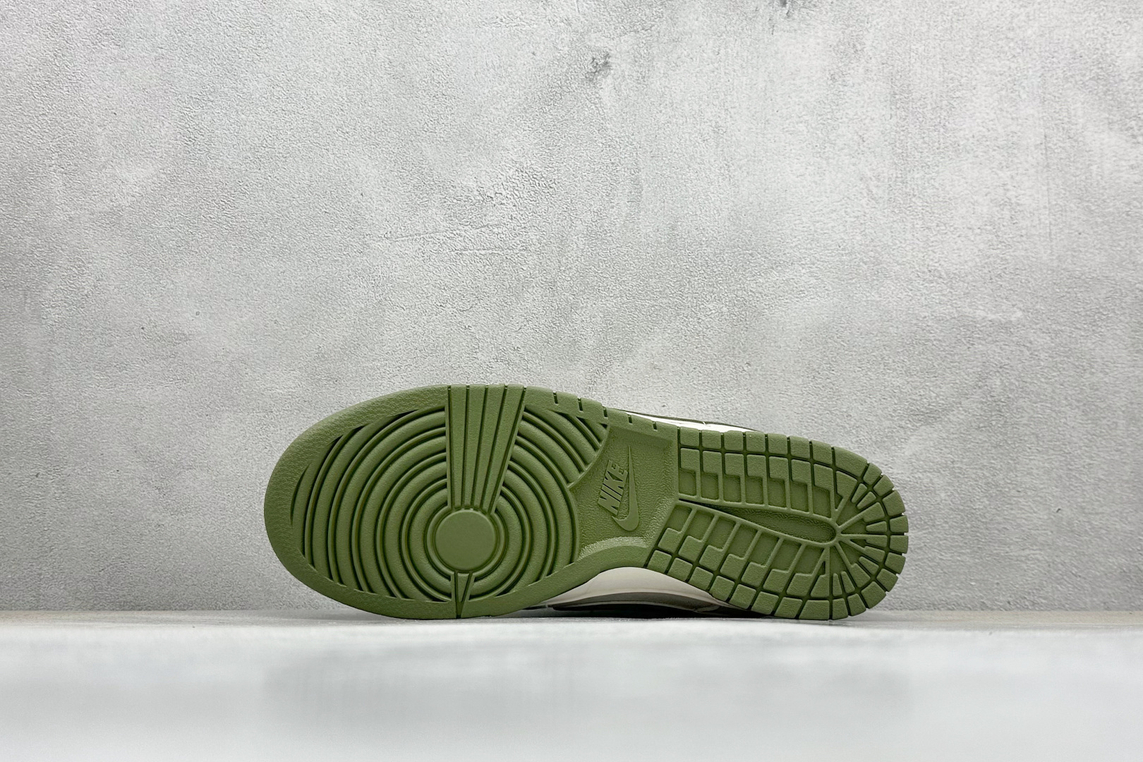 图片[4]-福利特价  Nk SB Dunk Low Supreme联名-双勾米深绿 周年高端定制 低帮休闲板鞋  #定制鞋盒 大厂纯原品质出货 超高清洁度 皮料切割干净无任何毛边 细节完美 货号：XX2025-689  尺码：36 36.5 37.5 38 38.5 39 40 40.5 41 42 42.5 43 44 44.5 45-选品中心