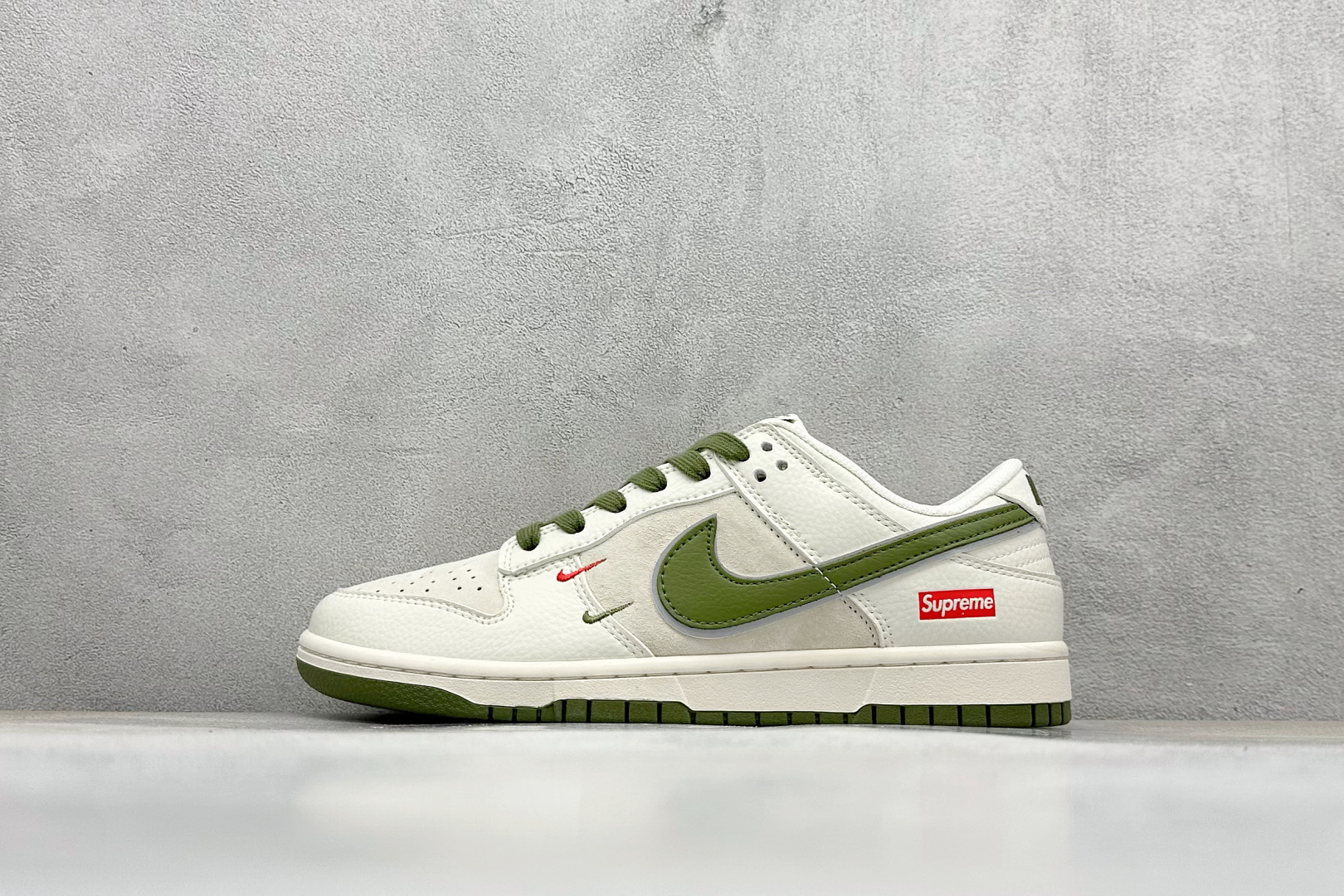 福利特价  Nk SB Dunk Low Supreme联名-双勾米深绿 周年高端定制 低帮休闲板鞋  #定制鞋盒 大厂纯原品质出货 超高清洁度 皮料切割干净无任何毛边 细节完美 货号：XX2025-689  尺码：36 36.5 37.5 38 38.5 39 40 40.5 41 42 42.5 43 44 44.5 45-选品中心