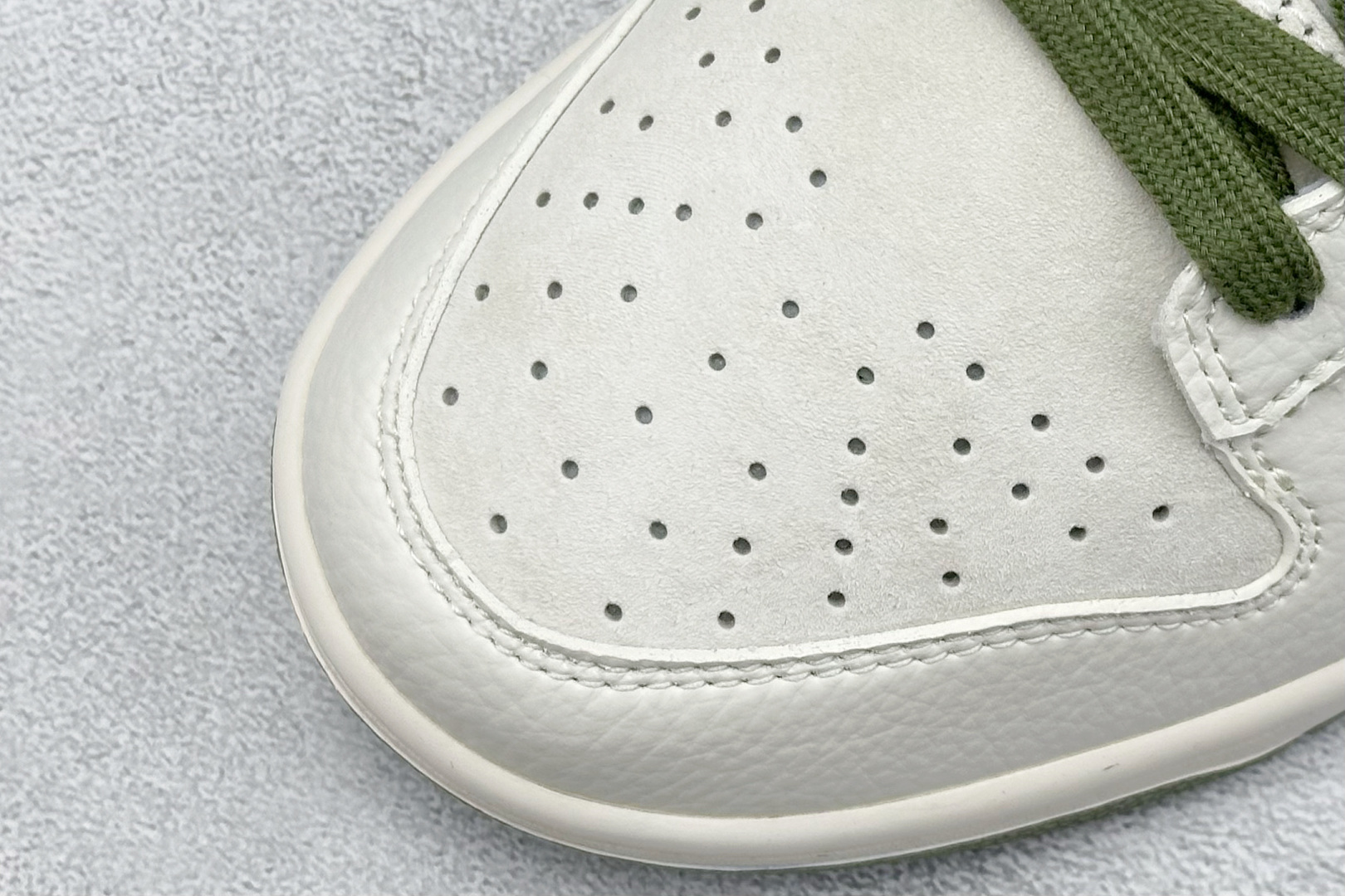 图片[7]-福利特价  Nk SB Dunk Low Supreme联名-双勾米深绿 周年高端定制 低帮休闲板鞋  #定制鞋盒 大厂纯原品质出货 超高清洁度 皮料切割干净无任何毛边 细节完美 货号：XX2025-689  尺码：36 36.5 37.5 38 38.5 39 40 40.5 41 42 42.5 43 44 44.5 45-选品中心