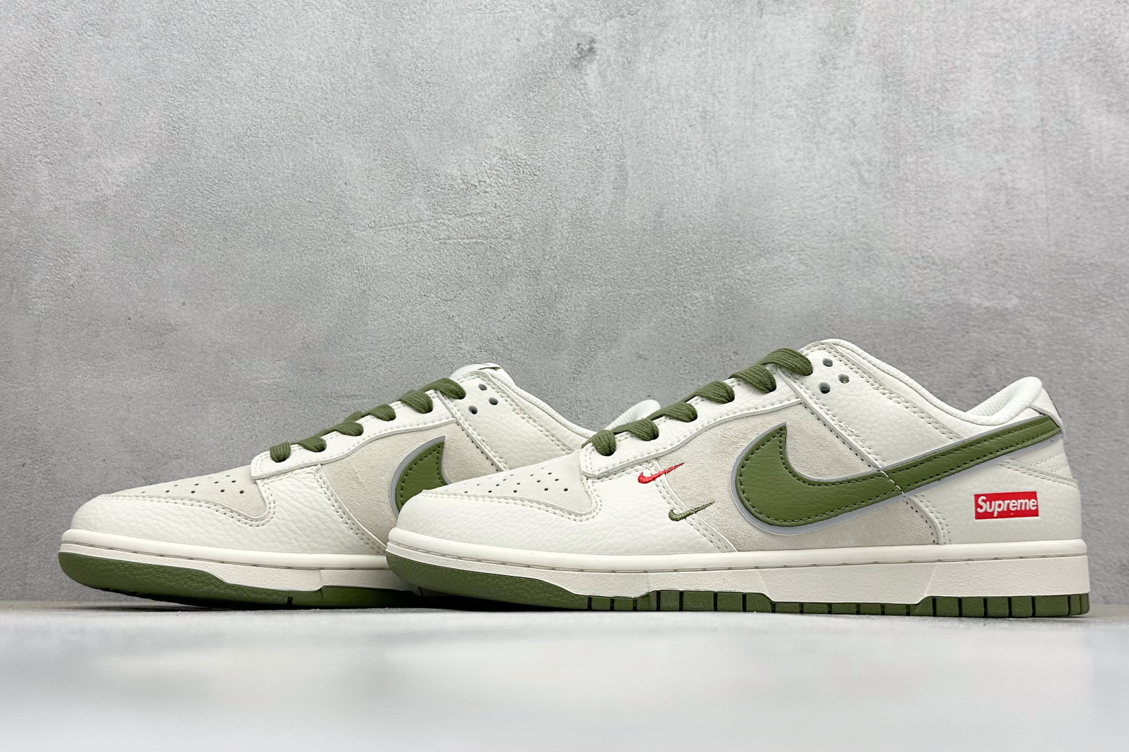 图片[5]-福利特价  Nk SB Dunk Low Supreme联名-双勾米深绿 周年高端定制 低帮休闲板鞋  #定制鞋盒 大厂纯原品质出货 超高清洁度 皮料切割干净无任何毛边 细节完美 货号：XX2025-689  尺码：36 36.5 37.5 38 38.5 39 40 40.5 41 42 42.5 43 44 44.5 45-选品中心