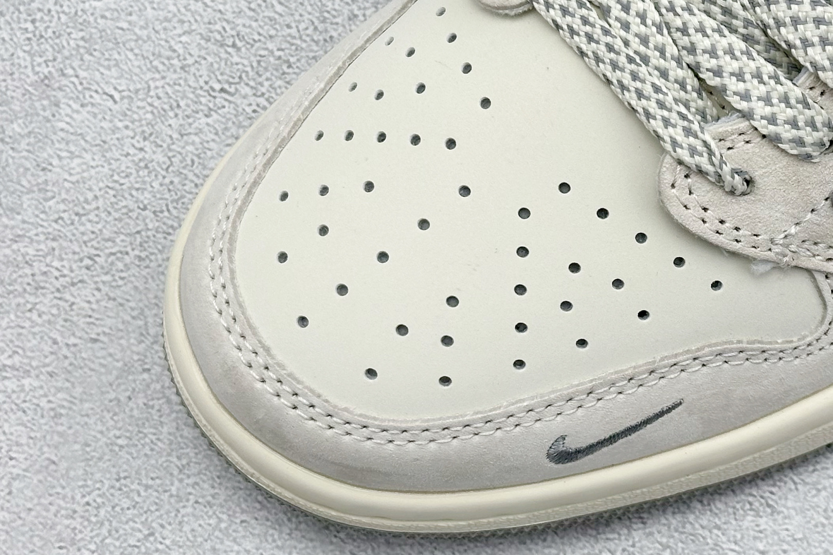 图片[7]-福利特价  Travis Scott x Fragment Design x Air Jordan 1 Low OG SP AJ1 乔1 闪电联名-浅灰奶咖 低帮文化休闲板鞋  #多方联名合作融合了Travis Scott 独特的音乐风格，藤原浩个性的设计风格以及Jordan品牌的经典元素 使其成为一双具有独特身份和价值的鞋子 清新而立体的外观加上联名标识更突出了其独特身份 这种配色方案显示出活力和时尚感 在视觉上引人注目 鞋身的质感和细腻的细节处理使其显得高端而格调十足 这款“倒钩”联名是设计与创意完美结合 融合多方的个性风格是一款备受瞩目的潮流鞋款 低帮休闲板鞋 定制鞋盒 大厂纯原品质出货 超高清洁度 皮料切割干净无任何毛边 细节完美 货号：JH6088-612  尺码：36 36.5 37.5 38 38.5 39 40 40.5 41 42 42.5 43 44 44.5 45-选品中心