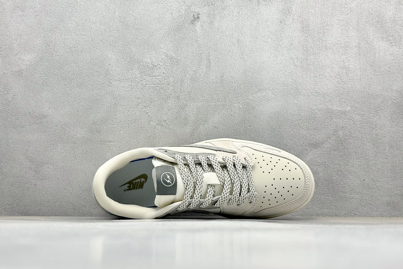 图片[3]-福利特价  Travis Scott x Fragment Design x Air Jordan 1 Low OG SP AJ1 乔1 闪电联名-浅灰奶咖 低帮文化休闲板鞋  #多方联名合作融合了Travis Scott 独特的音乐风格，藤原浩个性的设计风格以及Jordan品牌的经典元素 使其成为一双具有独特身份和价值的鞋子 清新而立体的外观加上联名标识更突出了其独特身份 这种配色方案显示出活力和时尚感 在视觉上引人注目 鞋身的质感和细腻的细节处理使其显得高端而格调十足 这款“倒钩”联名是设计与创意完美结合 融合多方的个性风格是一款备受瞩目的潮流鞋款 低帮休闲板鞋 定制鞋盒 大厂纯原品质出货 超高清洁度 皮料切割干净无任何毛边 细节完美 货号：JH6088-612  尺码：36 36.5 37.5 38 38.5 39 40 40.5 41 42 42.5 43 44 44.5 45-选品中心