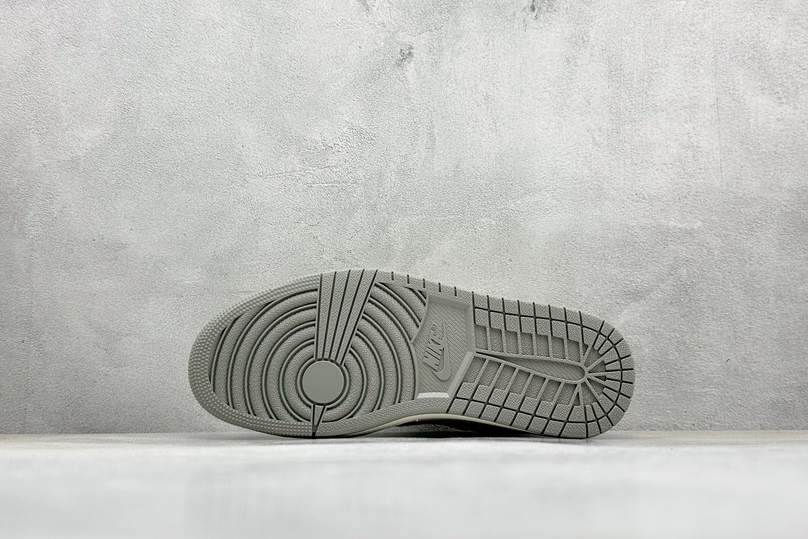 图片[4]-福利特价  Travis Scott x Fragment Design x Air Jordan 1 Low OG SP AJ1 乔1 闪电联名-浅灰奶咖 低帮文化休闲板鞋  #多方联名合作融合了Travis Scott 独特的音乐风格，藤原浩个性的设计风格以及Jordan品牌的经典元素 使其成为一双具有独特身份和价值的鞋子 清新而立体的外观加上联名标识更突出了其独特身份 这种配色方案显示出活力和时尚感 在视觉上引人注目 鞋身的质感和细腻的细节处理使其显得高端而格调十足 这款“倒钩”联名是设计与创意完美结合 融合多方的个性风格是一款备受瞩目的潮流鞋款 低帮休闲板鞋 定制鞋盒 大厂纯原品质出货 超高清洁度 皮料切割干净无任何毛边 细节完美 货号：JH6088-612  尺码：36 36.5 37.5 38 38.5 39 40 40.5 41 42 42.5 43 44 44.5 45-选品中心